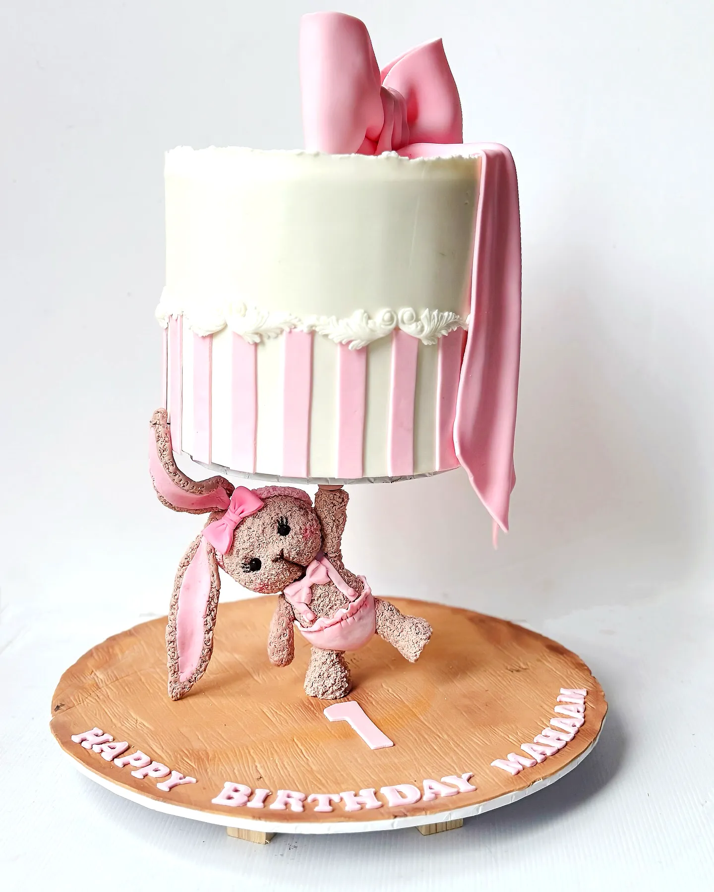 Adorable Bunny Cake Design for a Whimsical Birthday Celebration