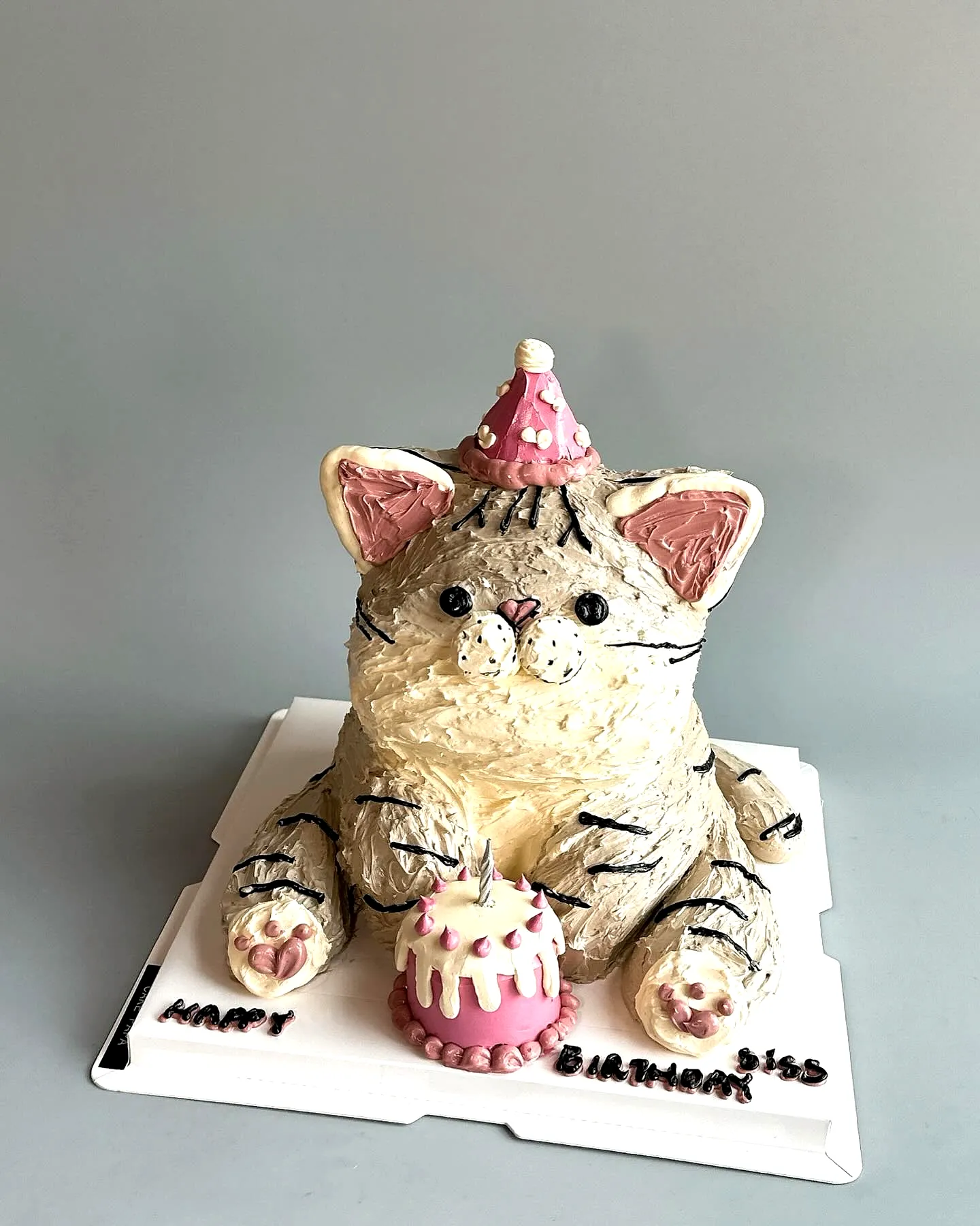 Adorable Cat Birthday Cake Design with Realistic Texture and Festive Decor
