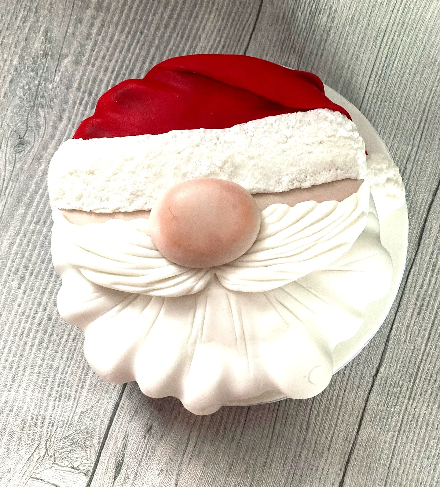 Adorable Christmas Cake Inspired by Santa Claus for a Festive Celebration