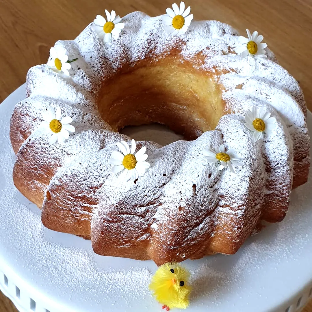 Adorable Easter Bundt Cake with Fluffy Texture and Daisies for Decoration