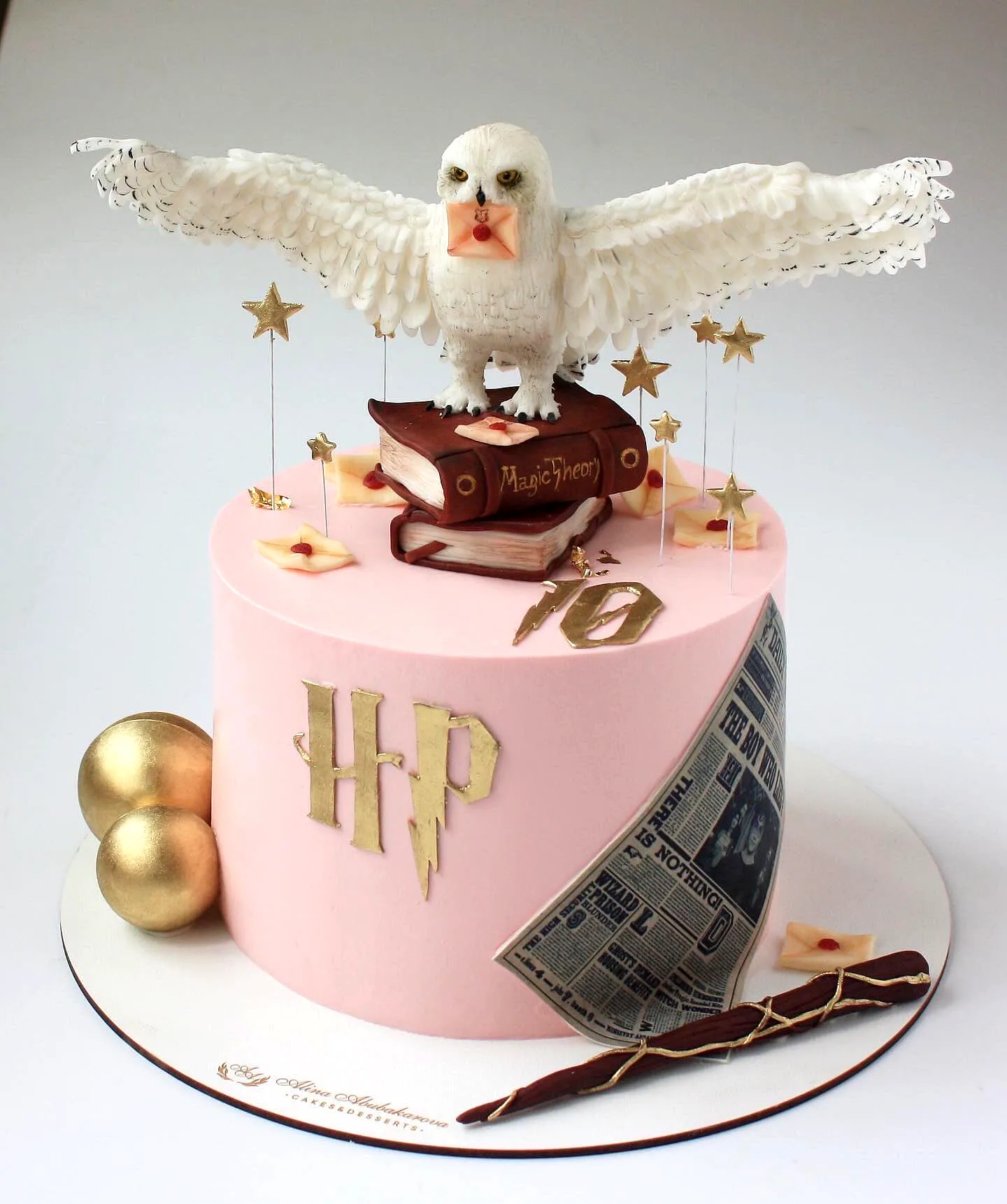 Adorable Harry Potter Cake Design with Whimsical Pink and Gold Accents