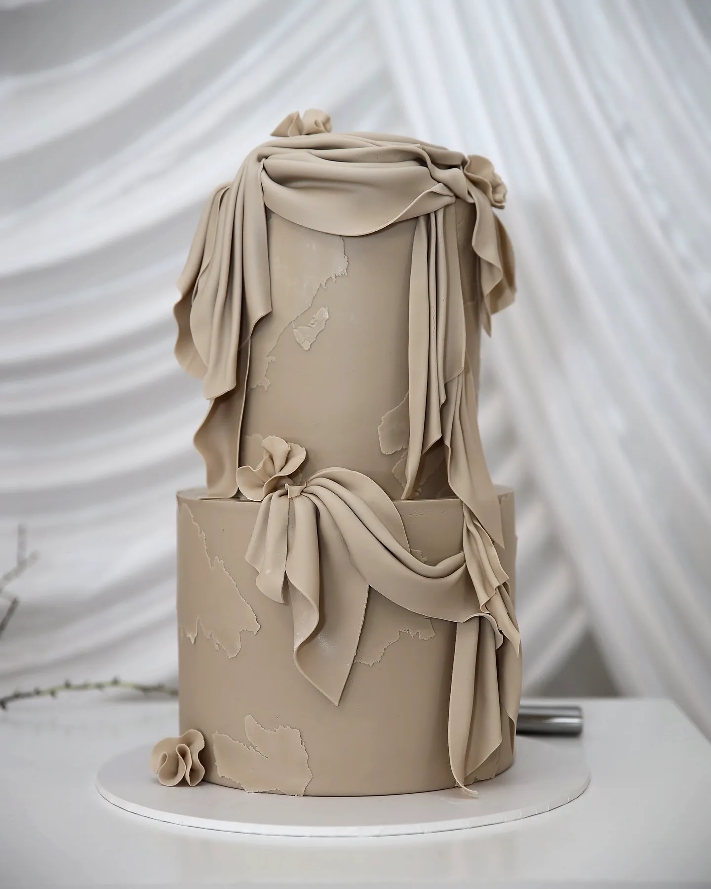 Basic wedding cake design in modern minimalist style with elegant floral touches