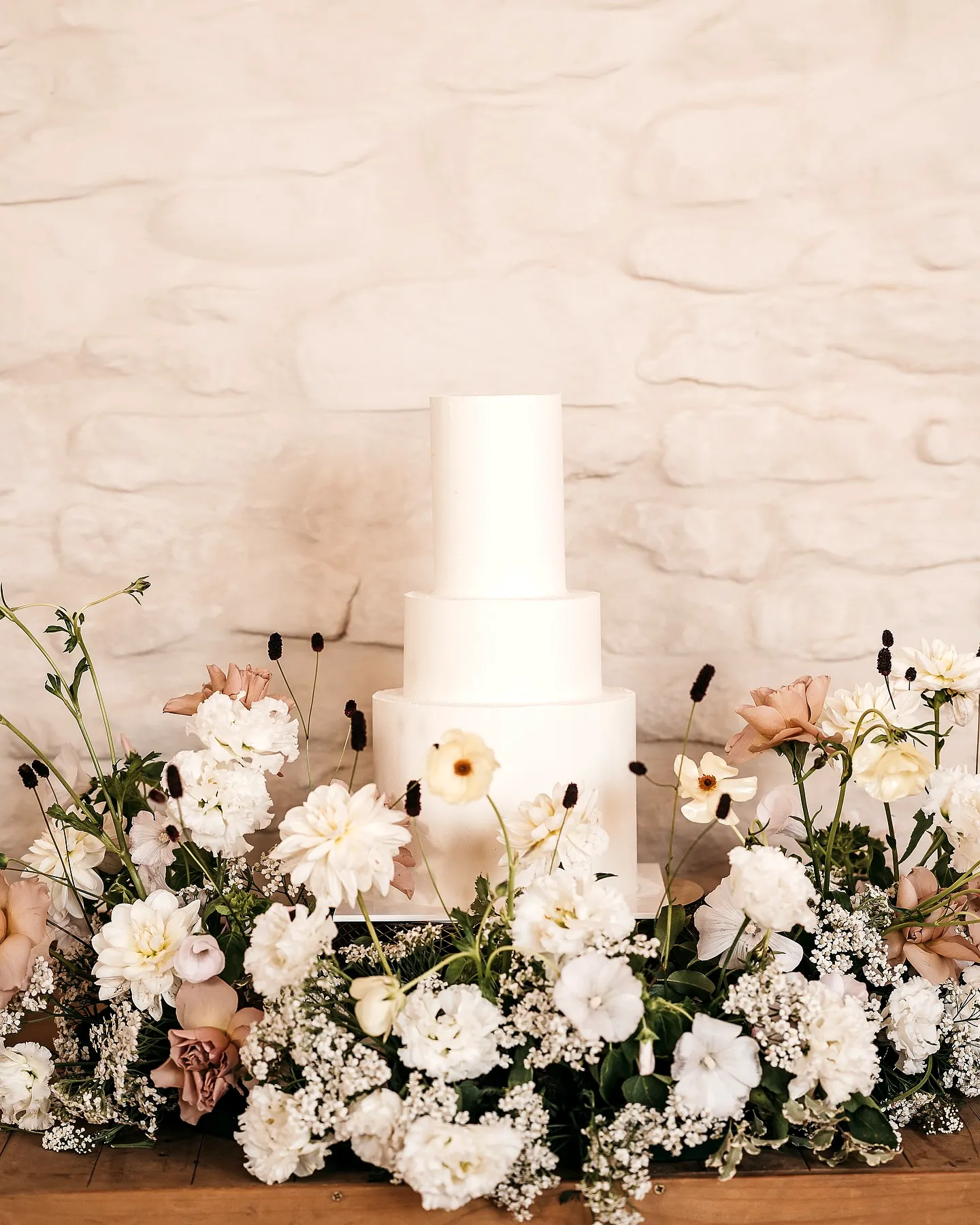 Basic wedding cake for a modern and elegant celebration