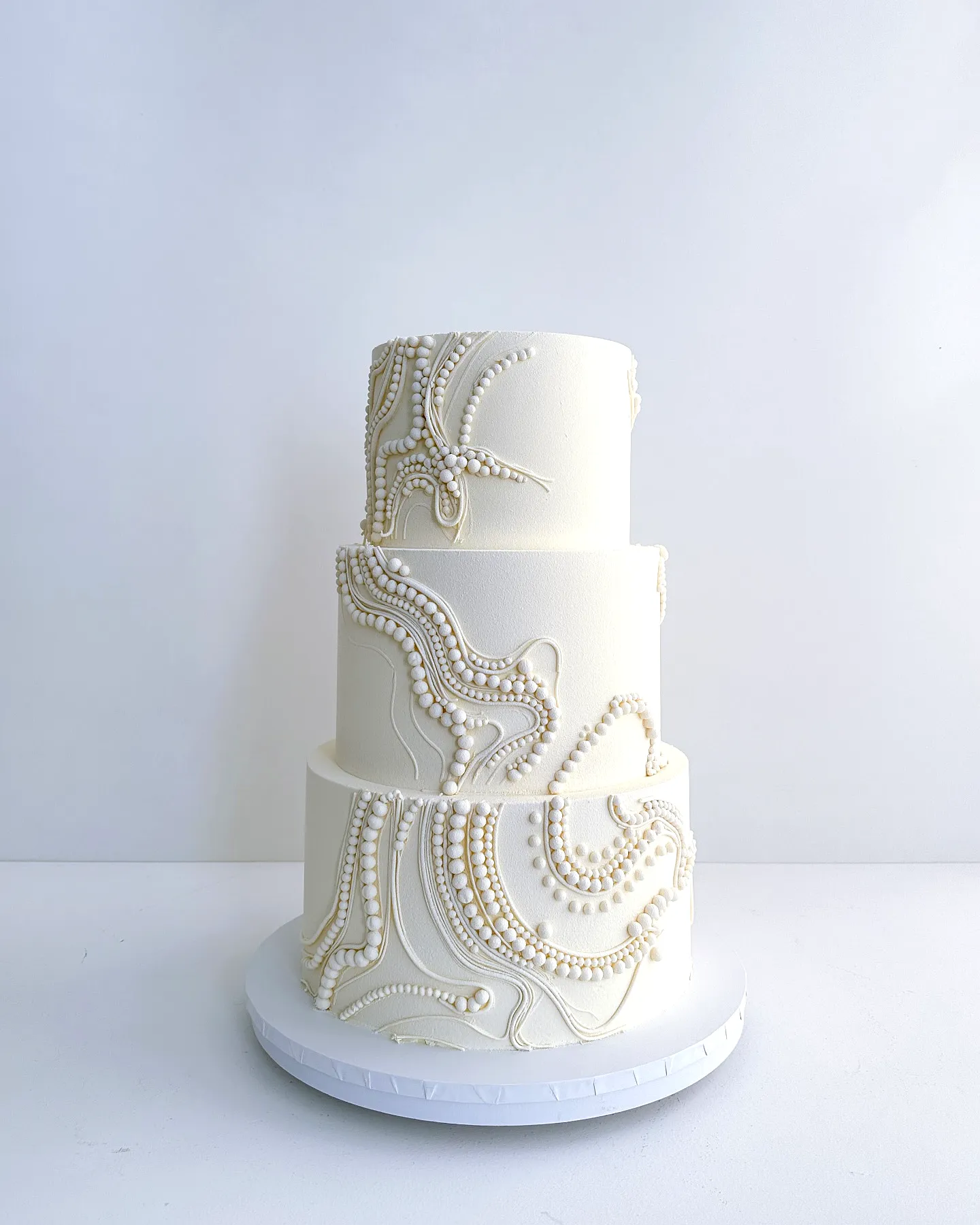 Charming Basic Wedding Cake Design for a Sophisticated Celebration