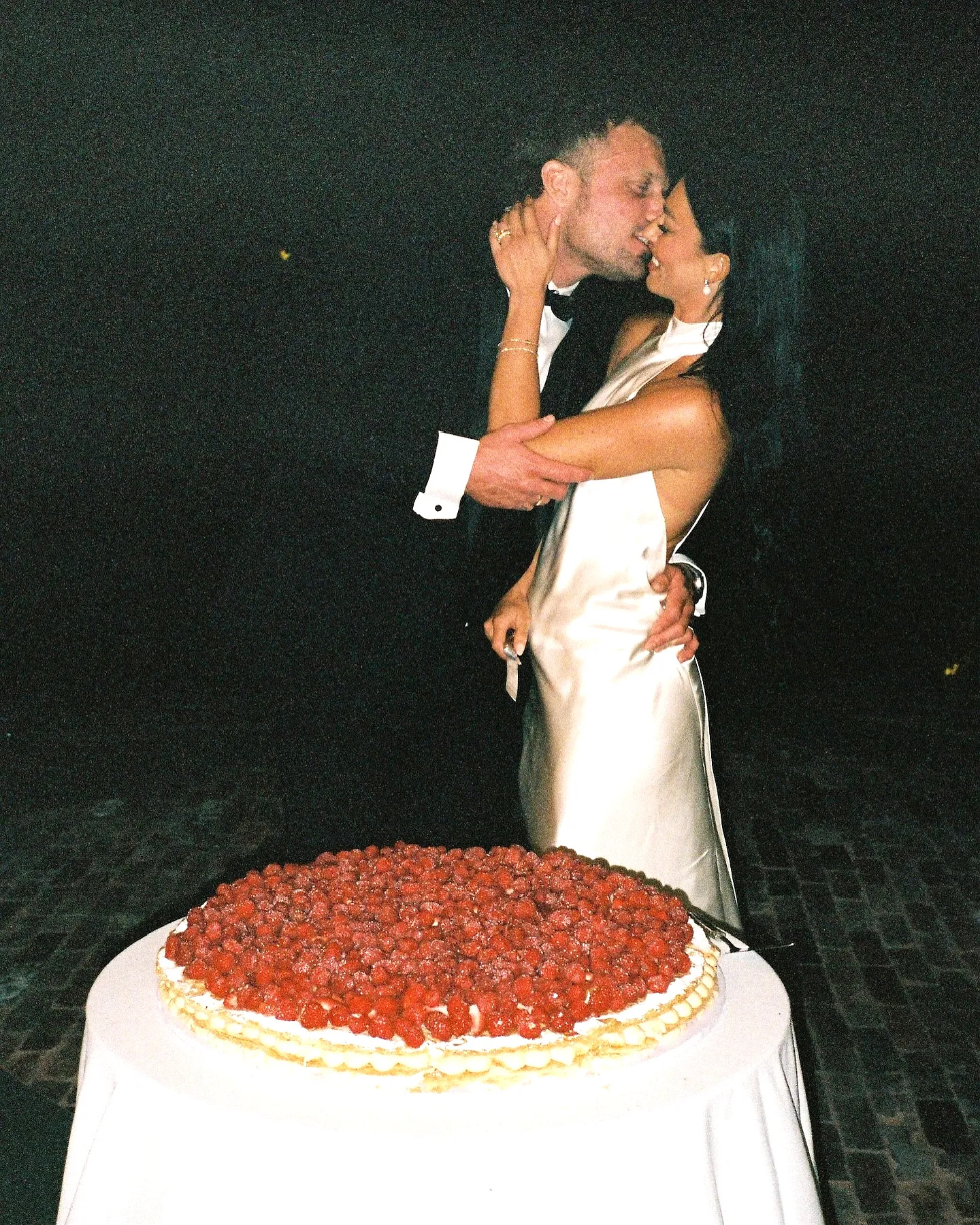 Charming Basic Wedding Cake Design with Fresh Raspberries