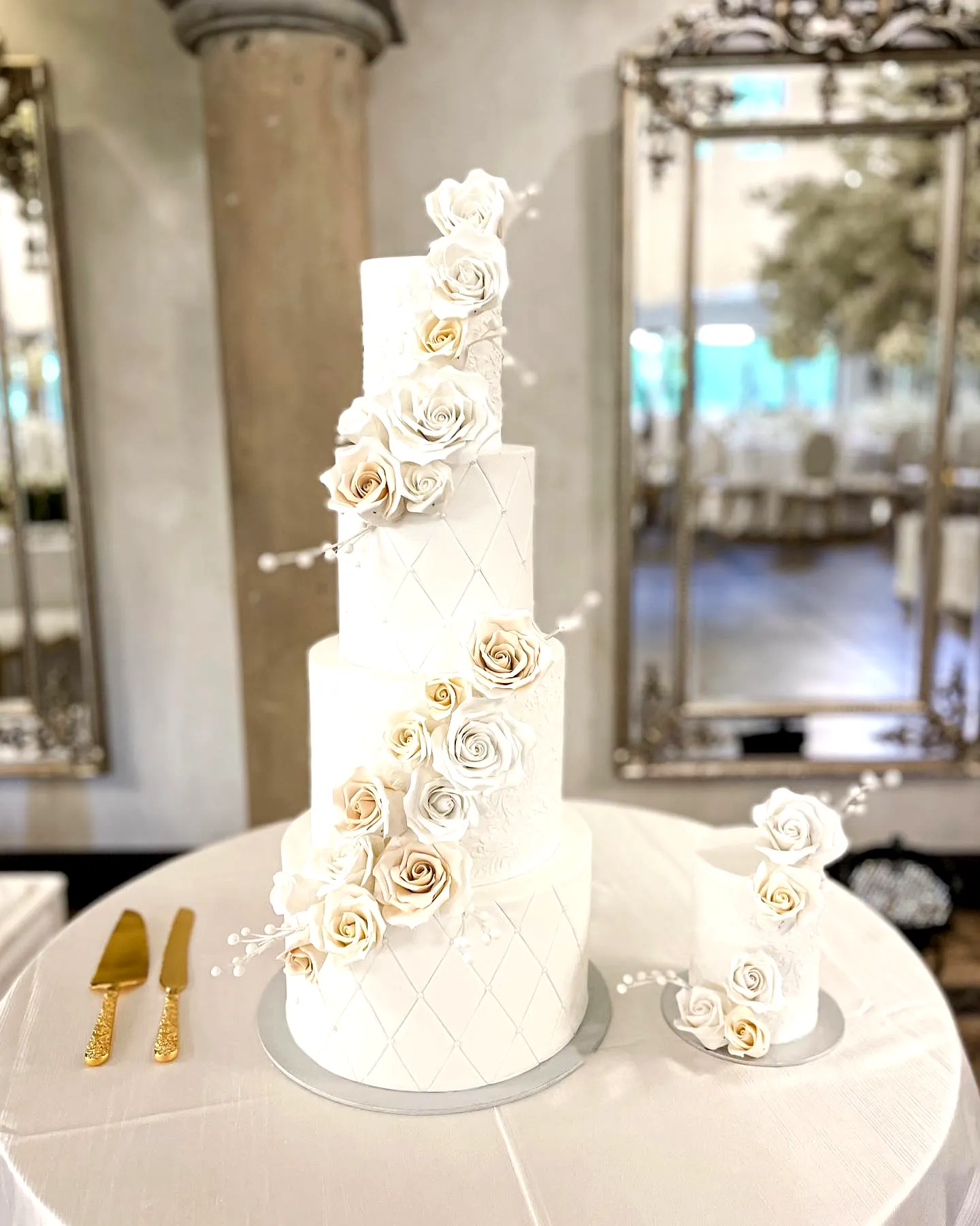 Charming Contemporary Wedding Cake for a Romantic Celebration