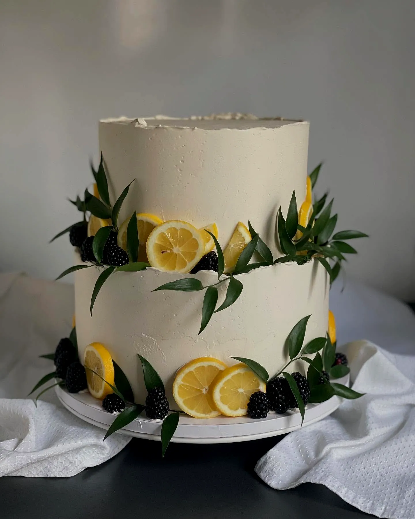 Charming Fall Wedding Cake Featuring Minimalist Design and Fresh Decor