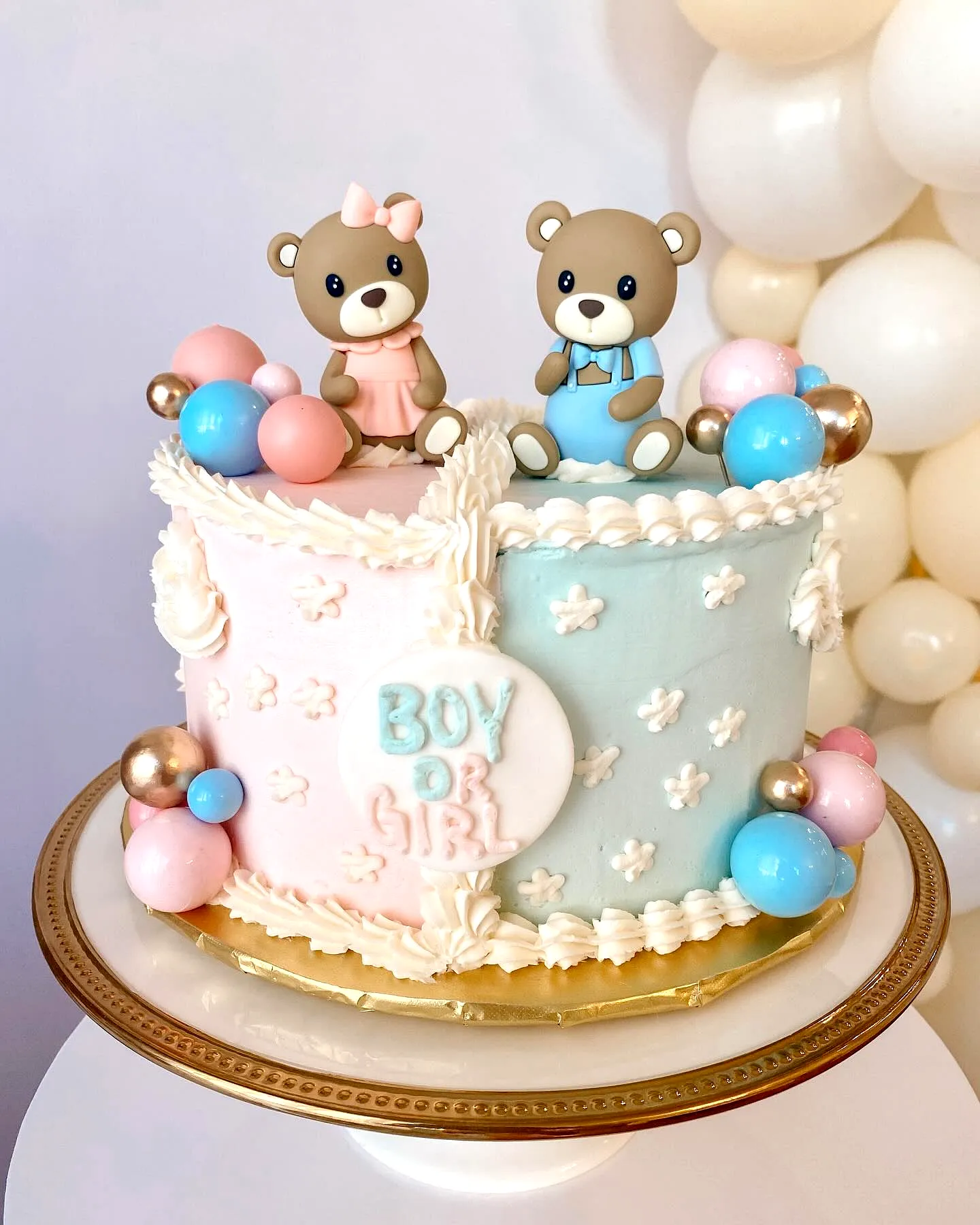 Charming Gender Reveal Cake Design with Cute Bear Toppers and Pastel Colors