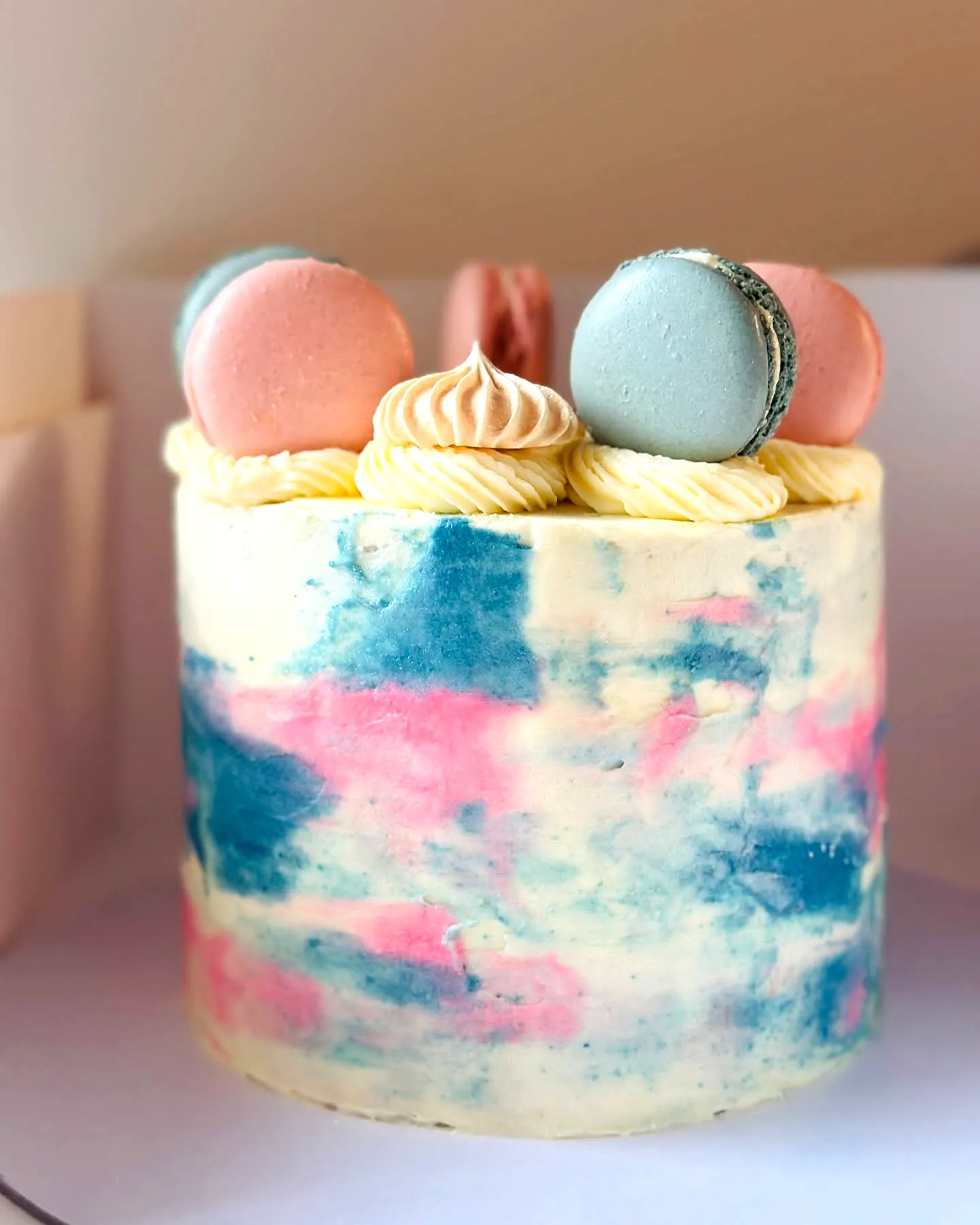 Charming Gender Reveal Cake Design with Pastel Watercolor and Delicate Decor