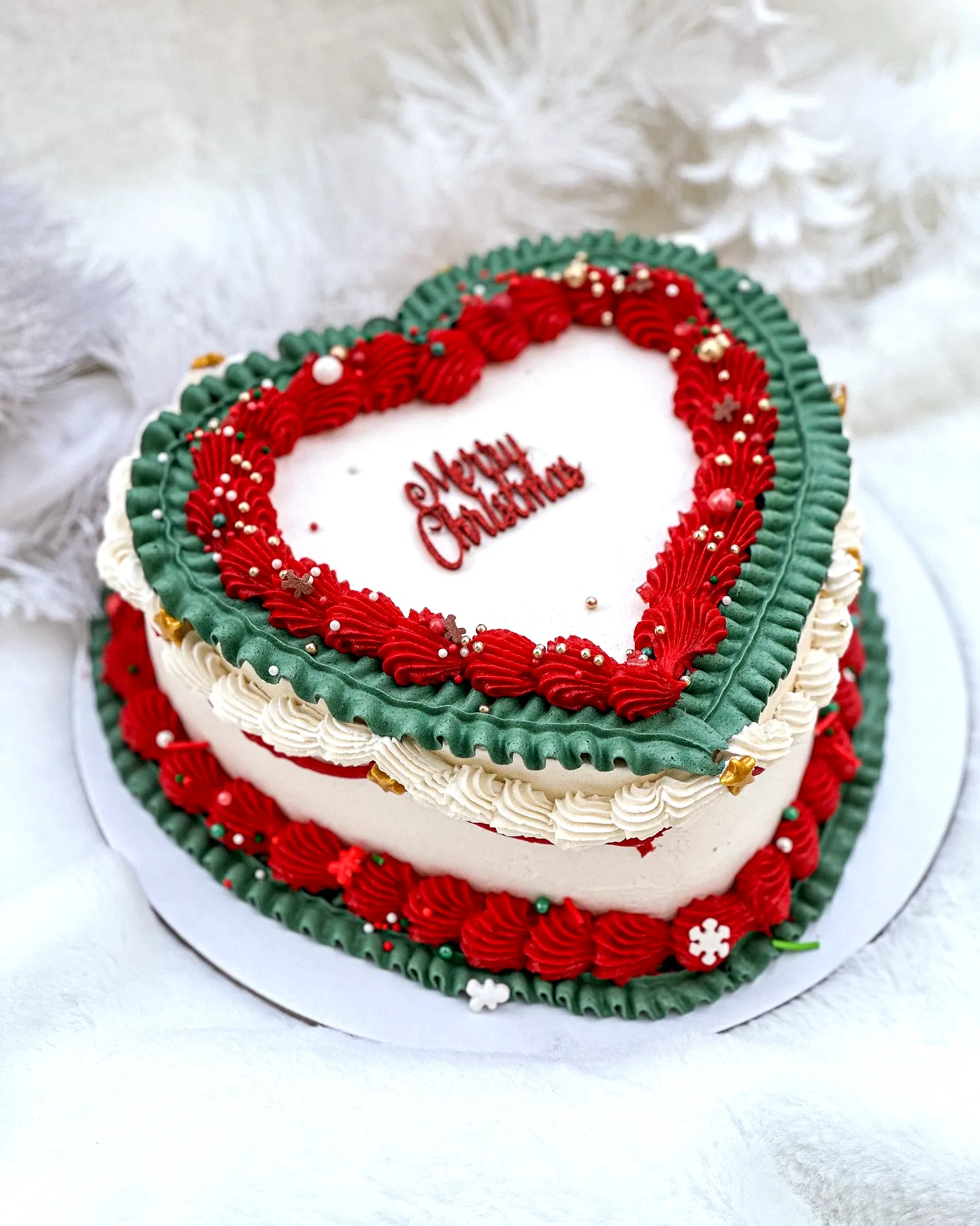 Charming Heart-Shaped Christmas Cake with Festive Buttercream Frosting