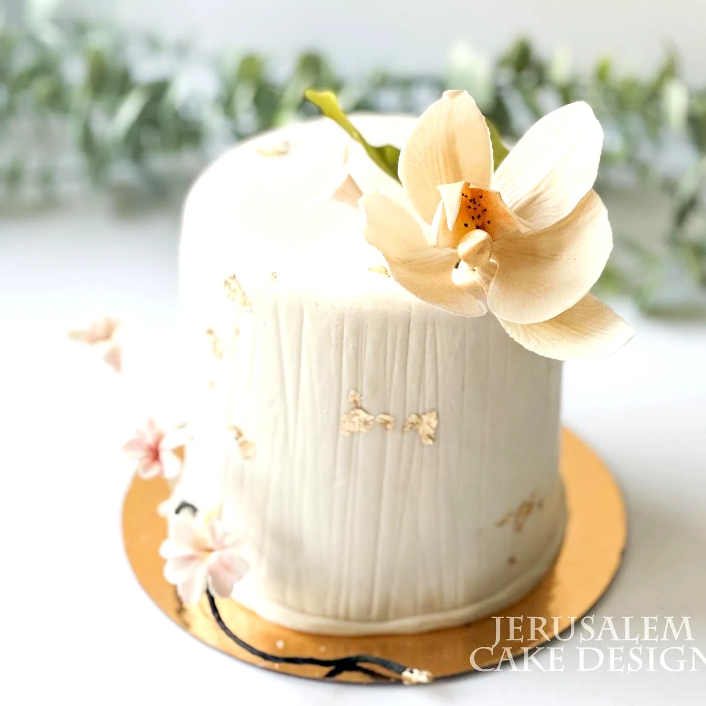 Charming Small Wedding Cake Design with Elegant Floral Accents and Gold Leaf