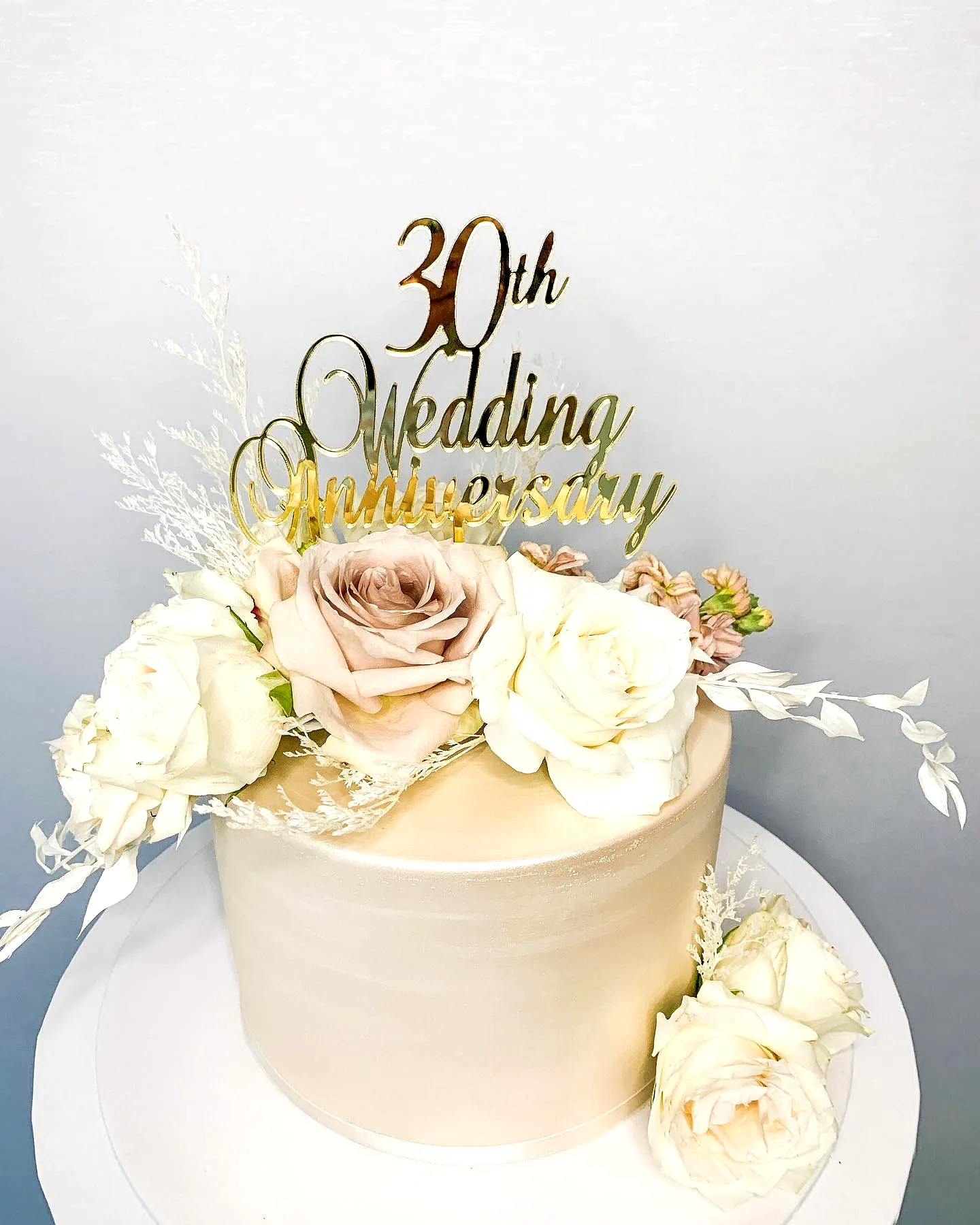 Charming Wedding Anniversary Cake Design with Elegant Floral Touches