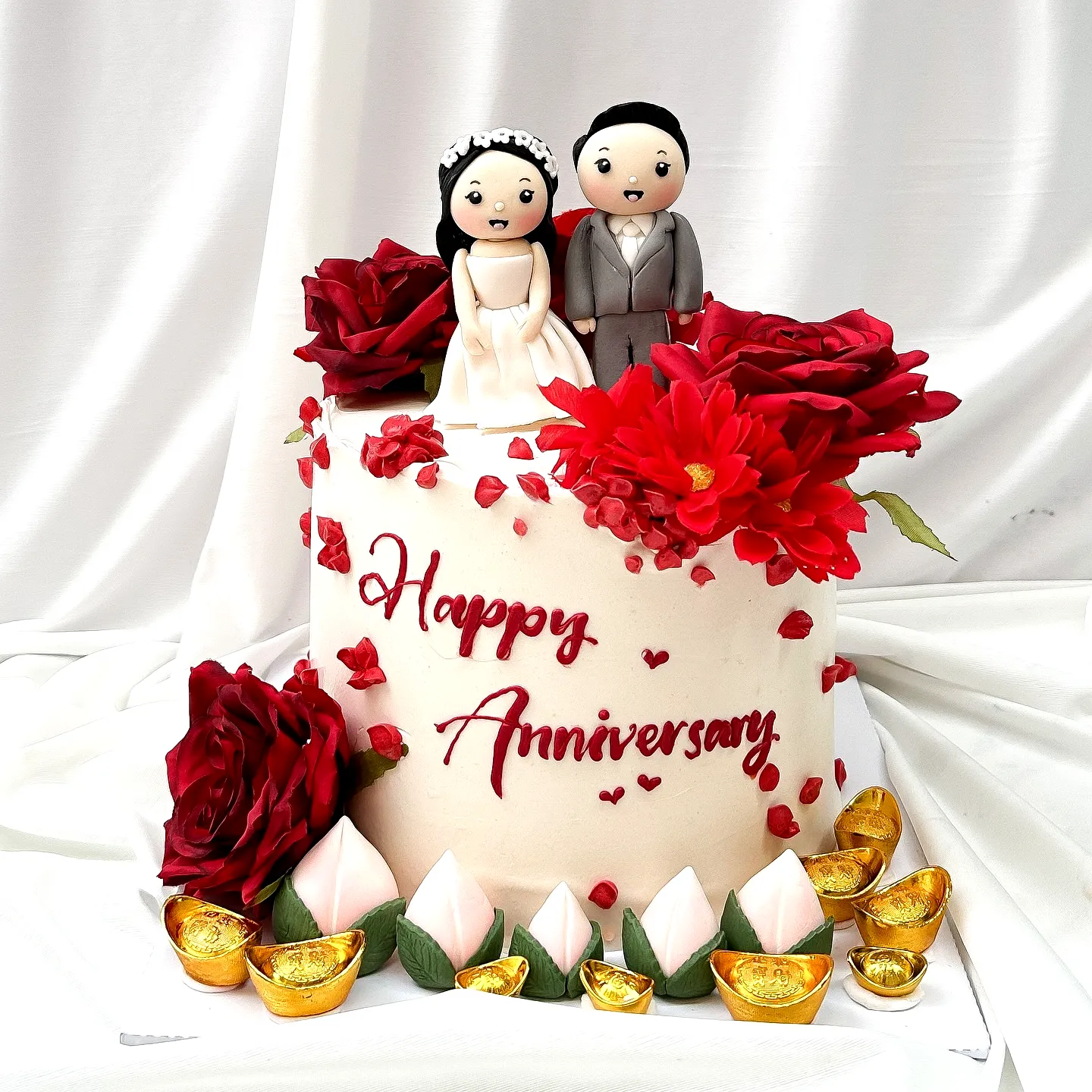 Charming Wedding Anniversary Cake Design with Romantic Floral Touches