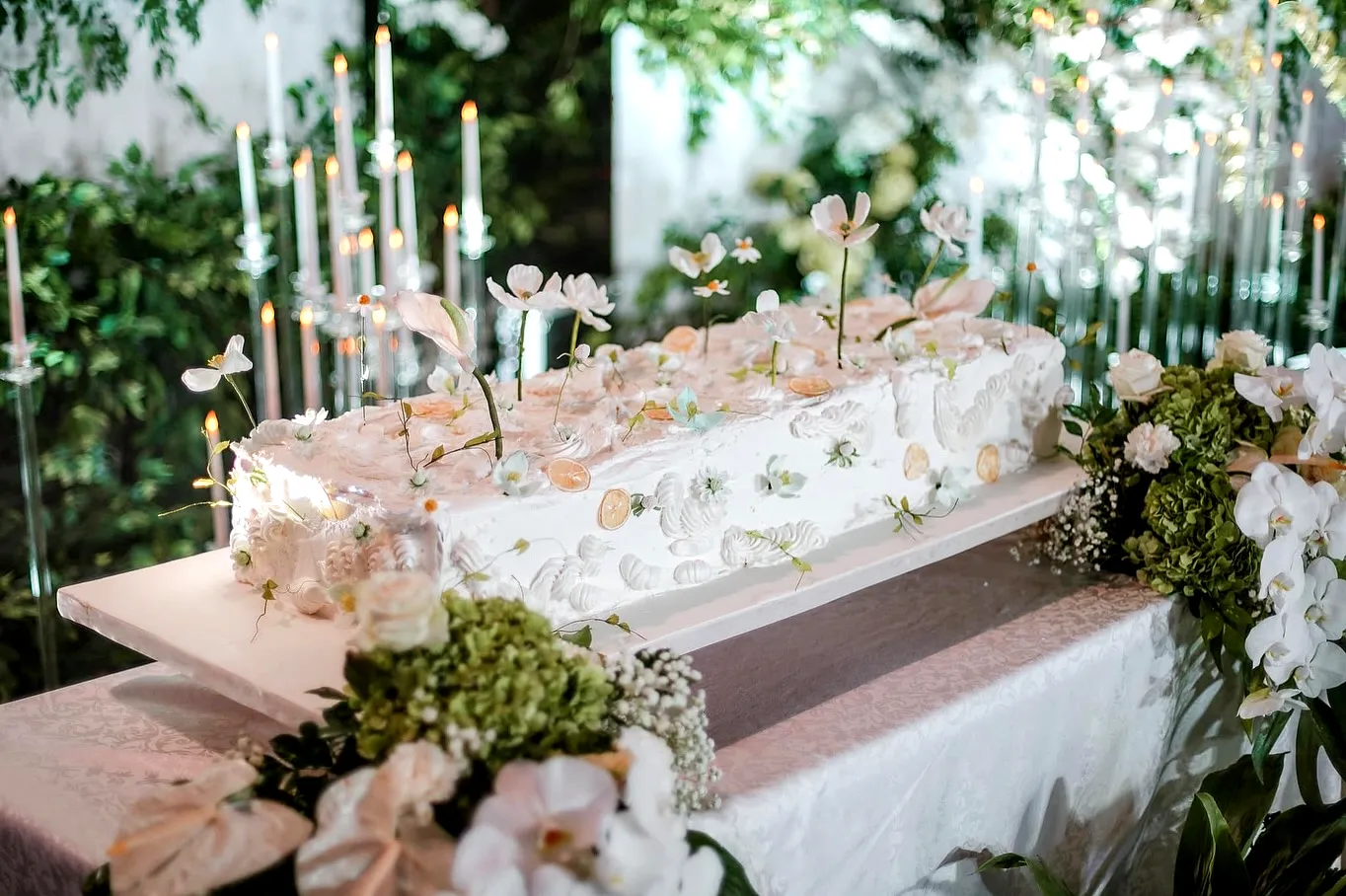 Charming Wedding Cake Table Ideas for a Glamorous Celebration