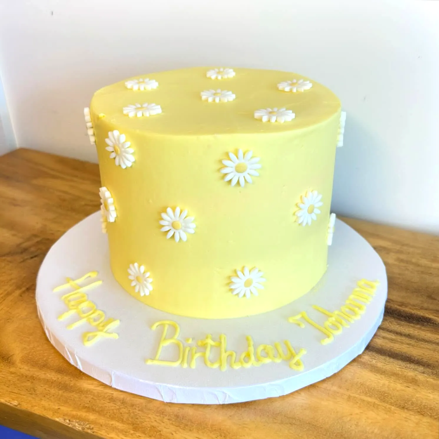 Charming Yellow Birthday Cake Design with Delightful Daisy Decorations