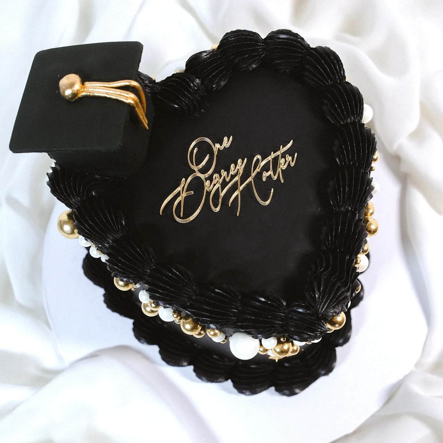 Chic Black and Gold Graduation Cake for a Stylish Celebration