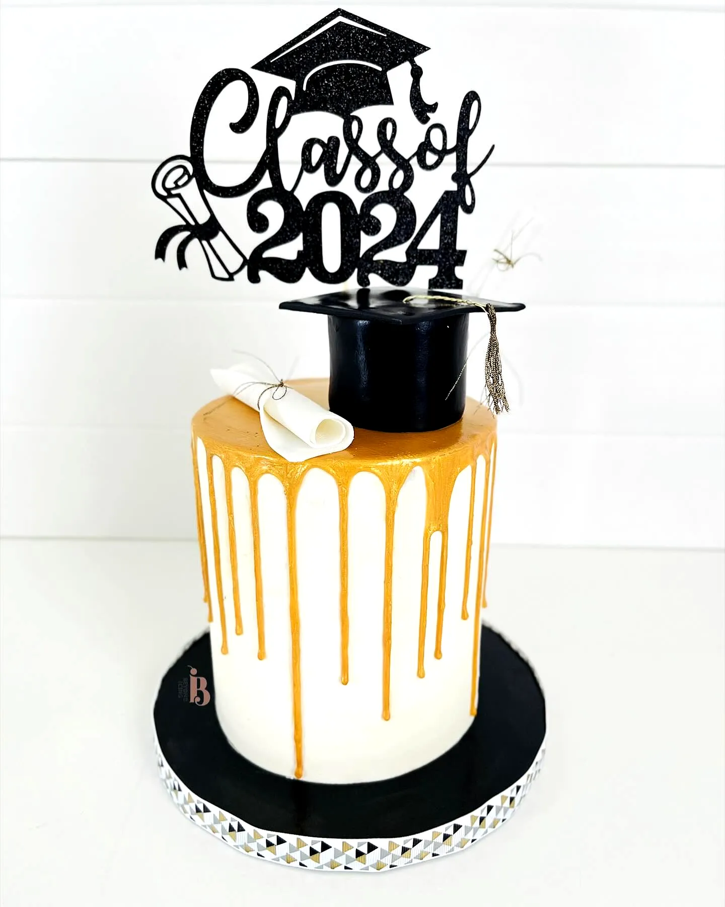 Chic Black and Gold Graduation Cake Ideas for the Perfect Celebration