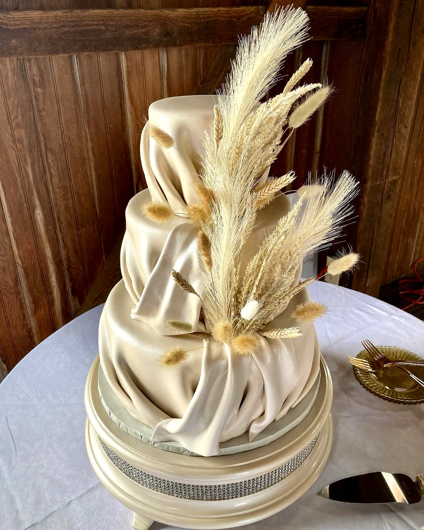 Chic Boho Wedding Cake for a Rustic and Elegant Celebration