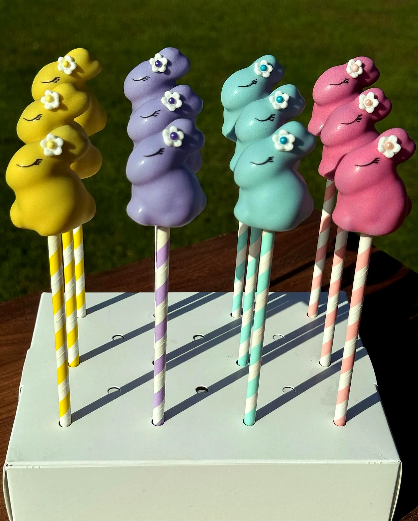 Colorful Easter Cake Pop Design with Cute Bunny Shapes and Flower Decor
