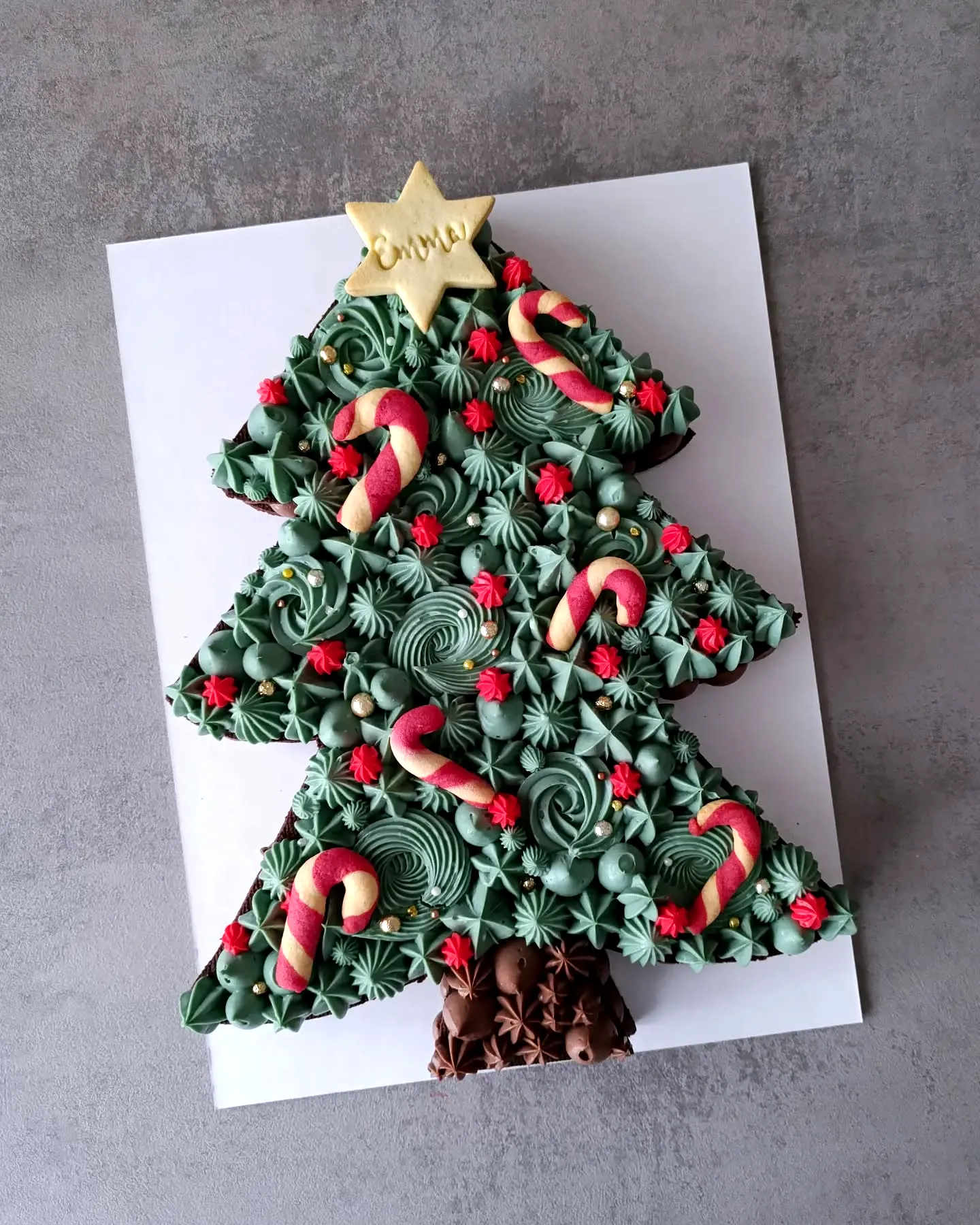 Creative Christmas Cake for a Joyful Holiday Celebration