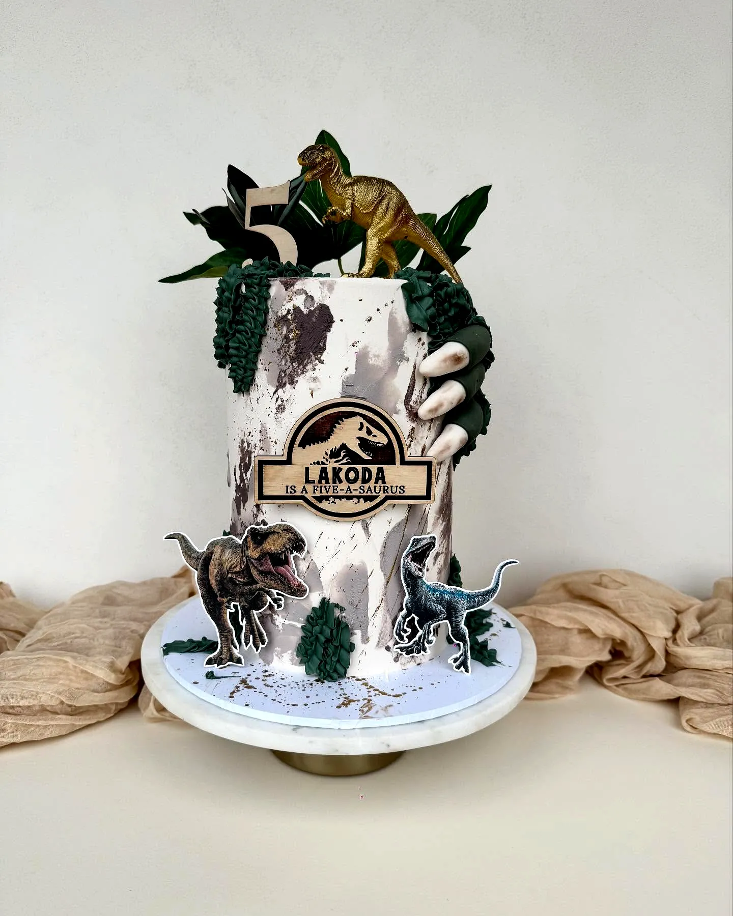 Creative dinosaur birthday cake design for a fun celebration