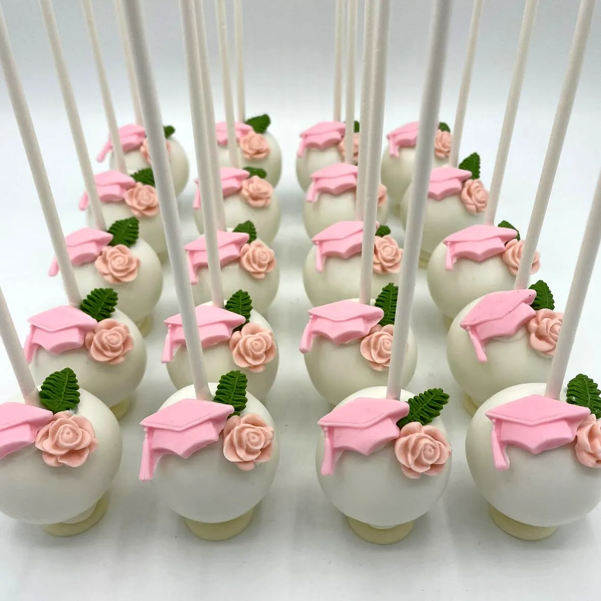 Creative Graduation Cake Pop Design for Celebratory Festivities