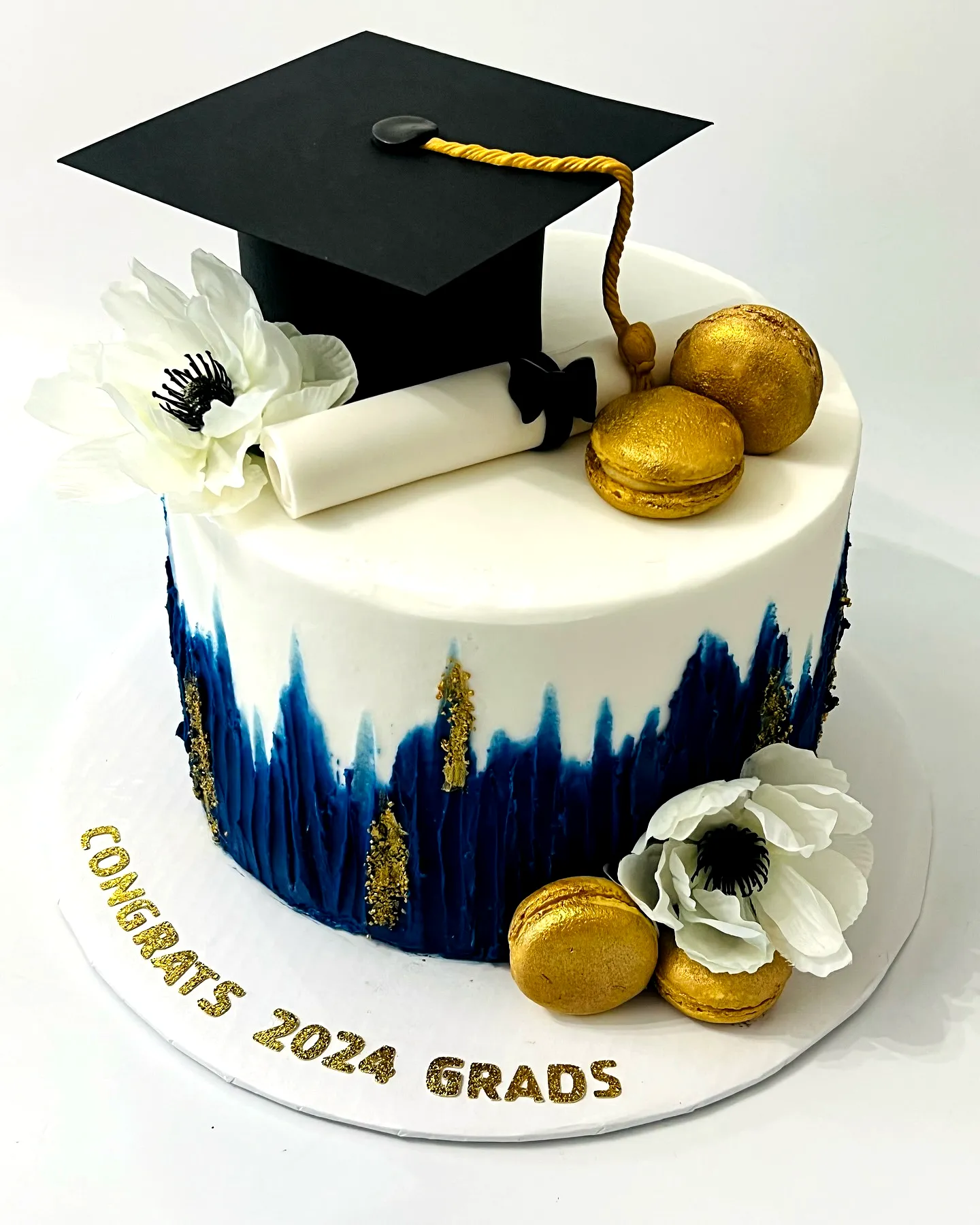 Cute blue and gold graduation cake inspiration for your celebration