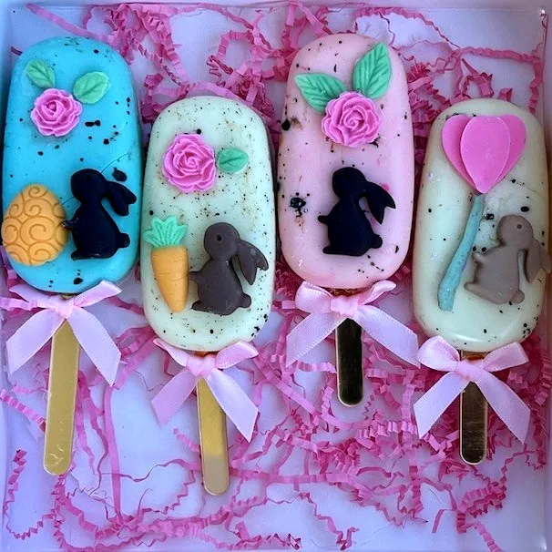 Cute Easter Cake Pop Design with Colorful Pastel Decorations and Fun Accents