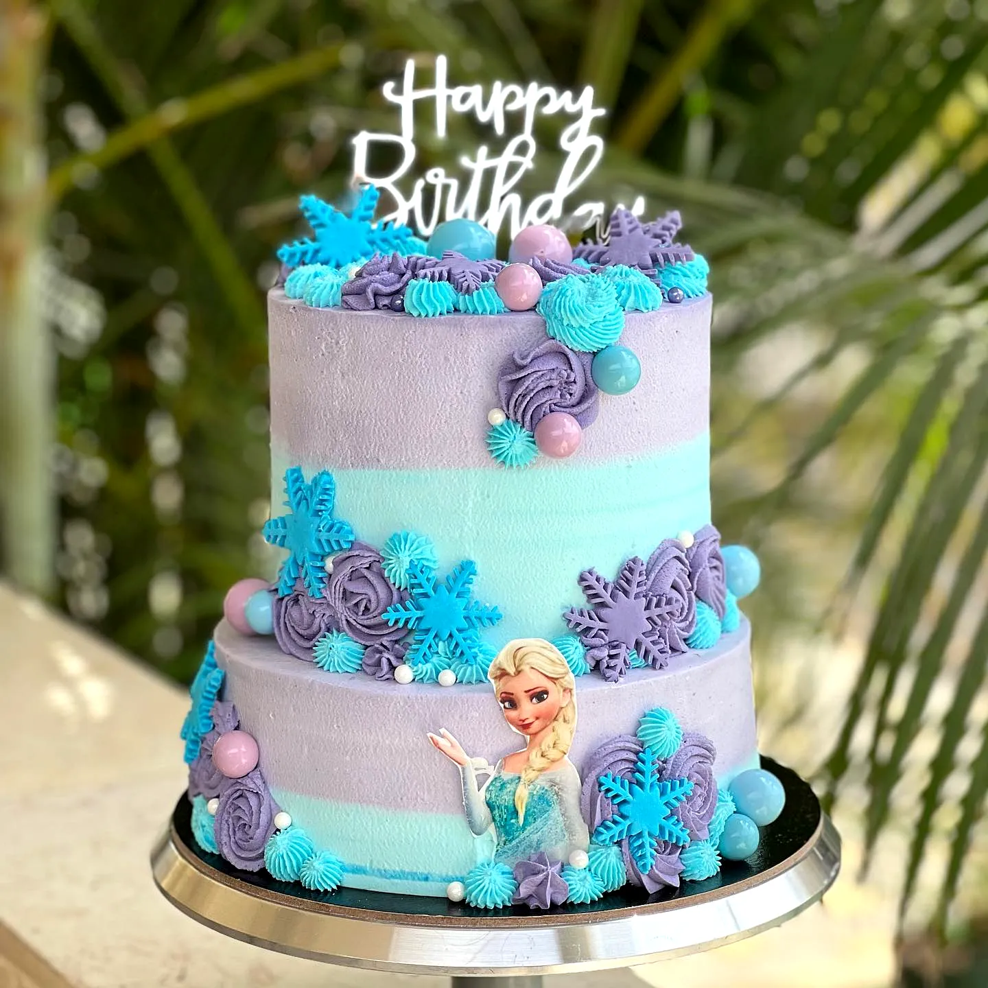 Cute Frozen Birthday Cake Design with Buttercream and Snowflake Decorations