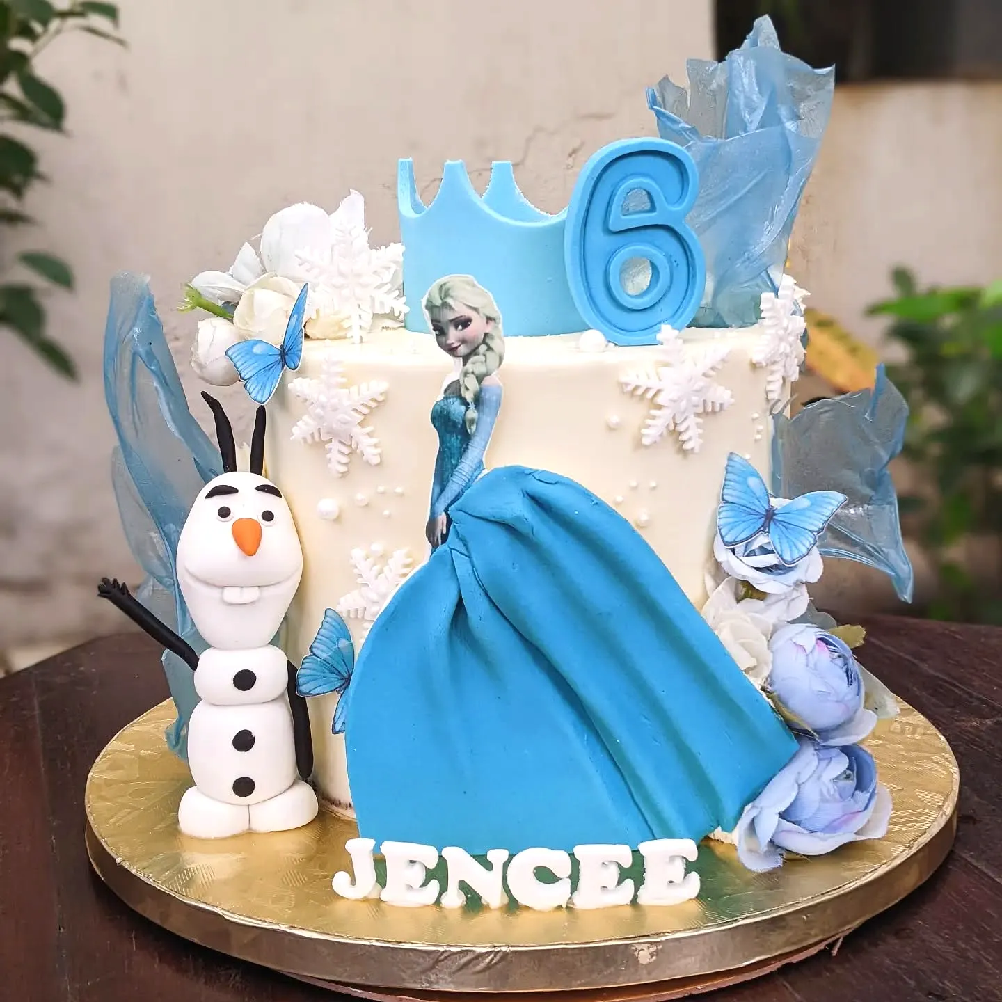 Cute Frozen birthday cake design with Elsa and Olaf in light blue colors