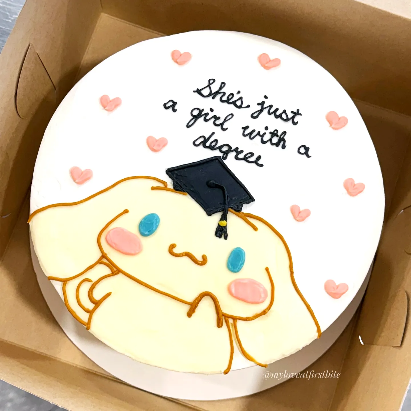 Cute graduation cake for celebrating college graduation moments