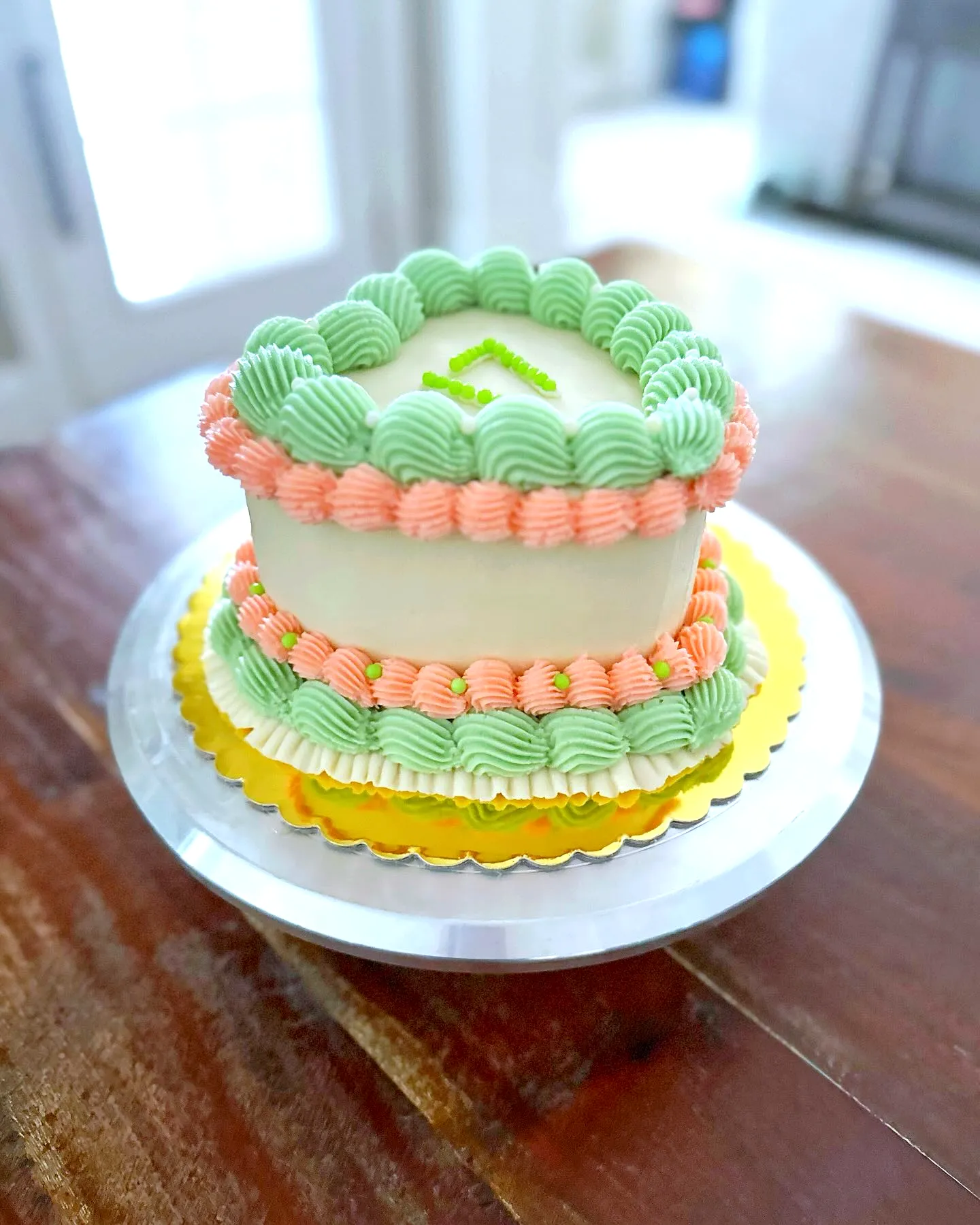 Cute heart-shaped cake design for 17th birthday celebrations
