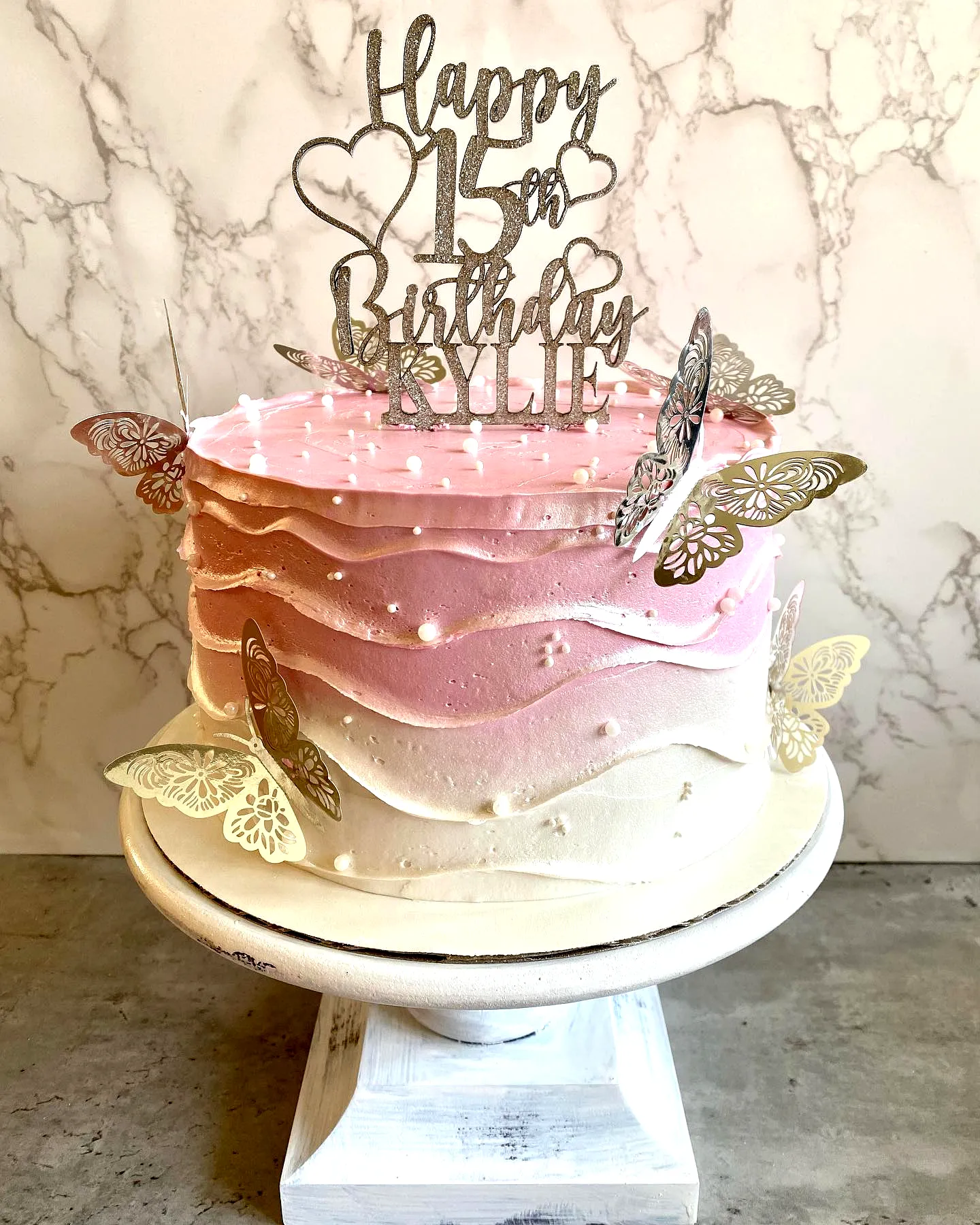 Cute ombre birthday cake design for a 15th birthday celebration