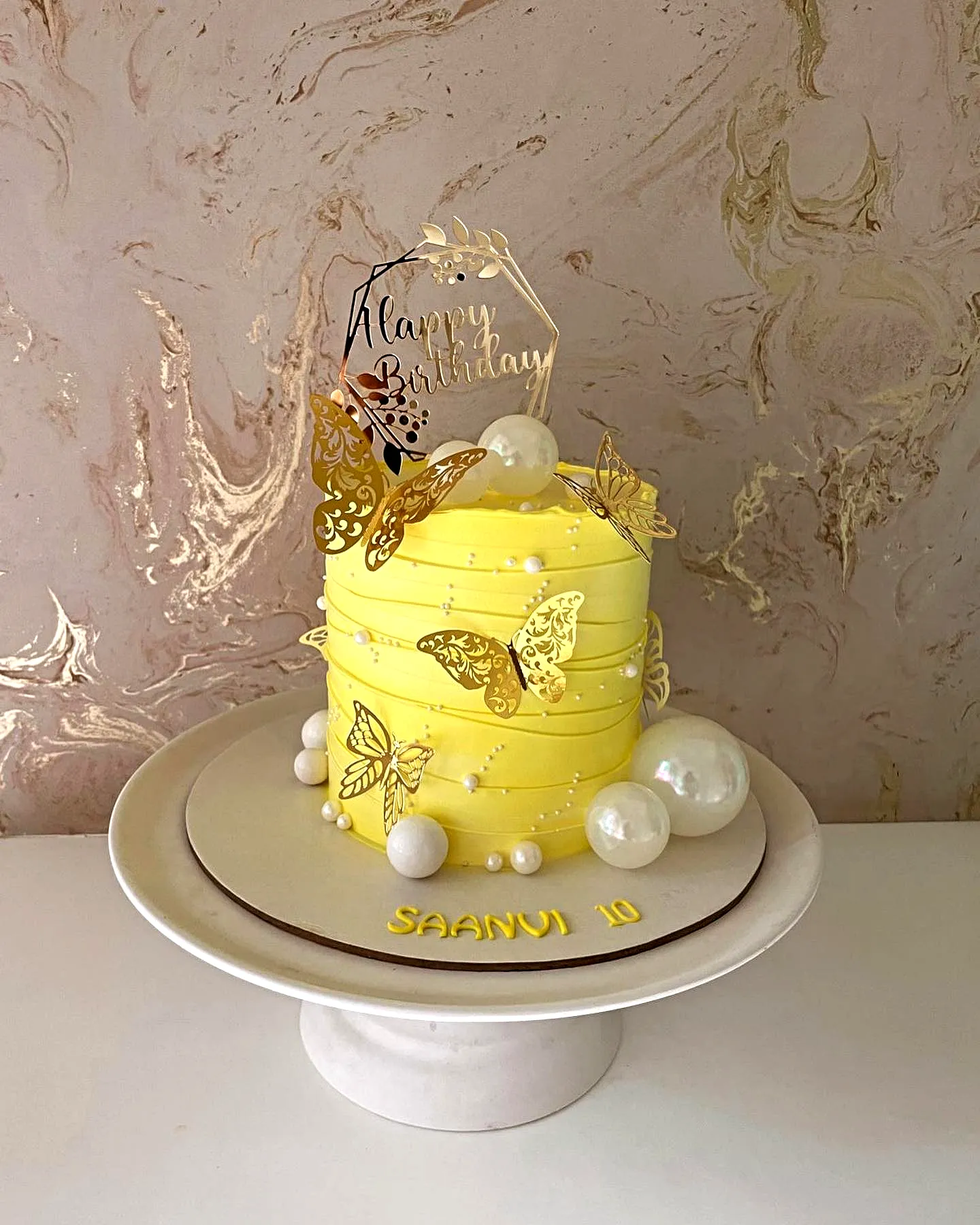 Cute yellow birthday cake for a vibrant and modern celebration