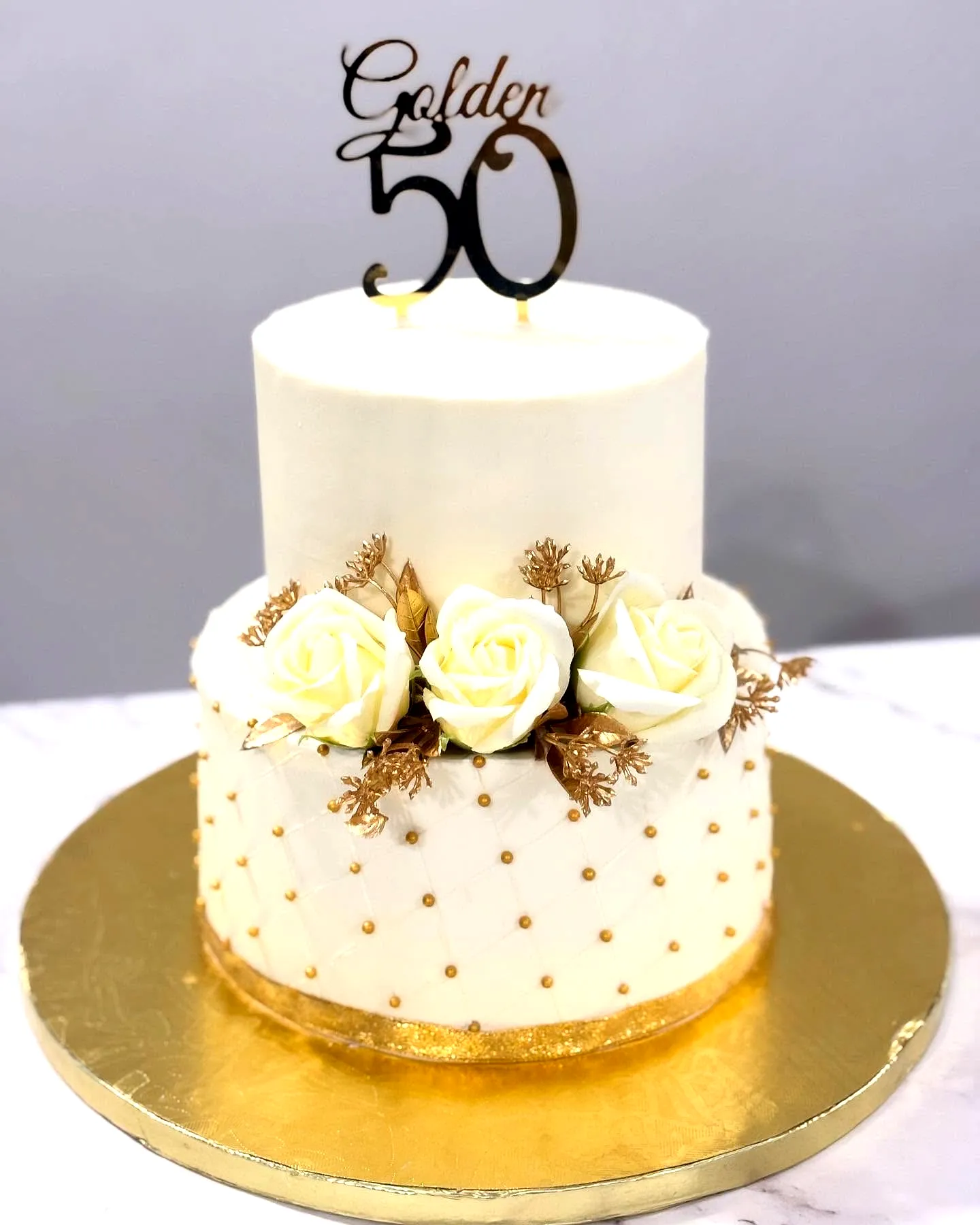 Elegant 50th Wedding Anniversary Cake Design for a Golden Celebration