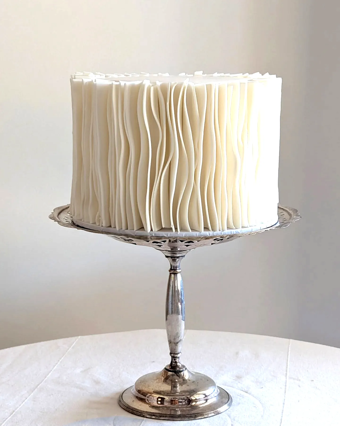 Elegant Basic Wedding Cake Design with Fondant Ruffles and Vintage Touch