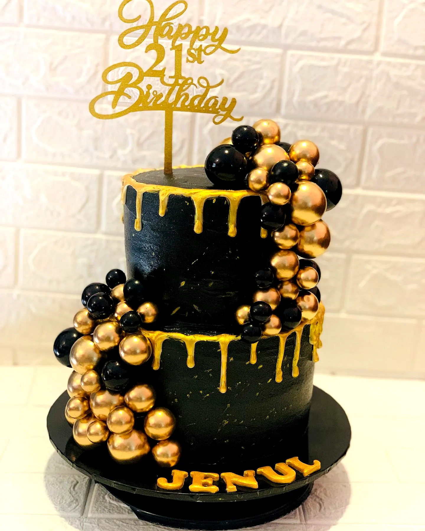 Elegant black and gold 21st birthday cake design for a stylish celebration