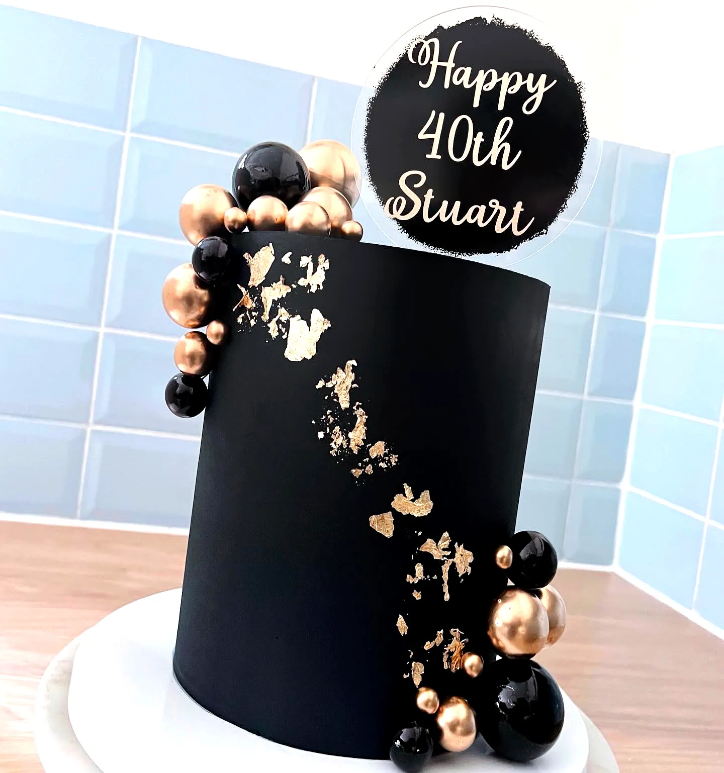 Elegant Black and Gold 40th Birthday Cake for a Stylish Celebration