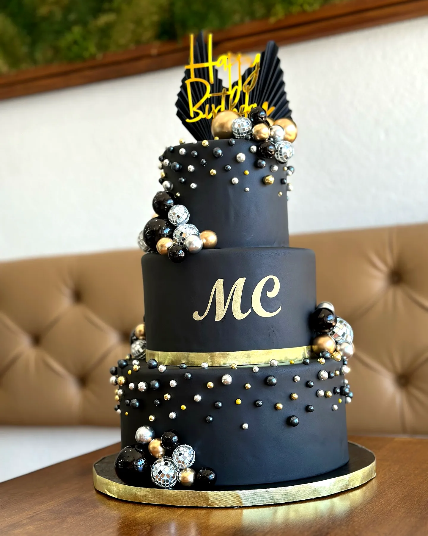 Elegant Black and Gold Birthday Cake Design for a Chic Celebration