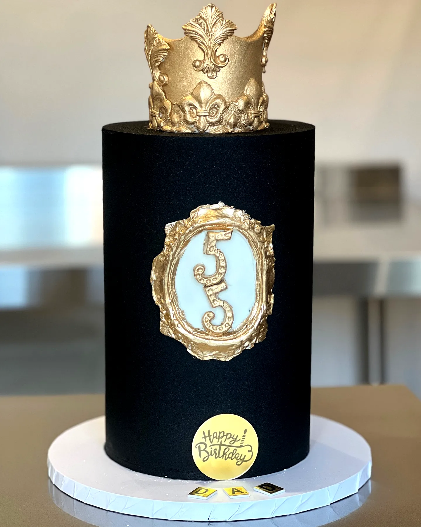 Elegant black and gold birthday cake design for a luxurious celebration