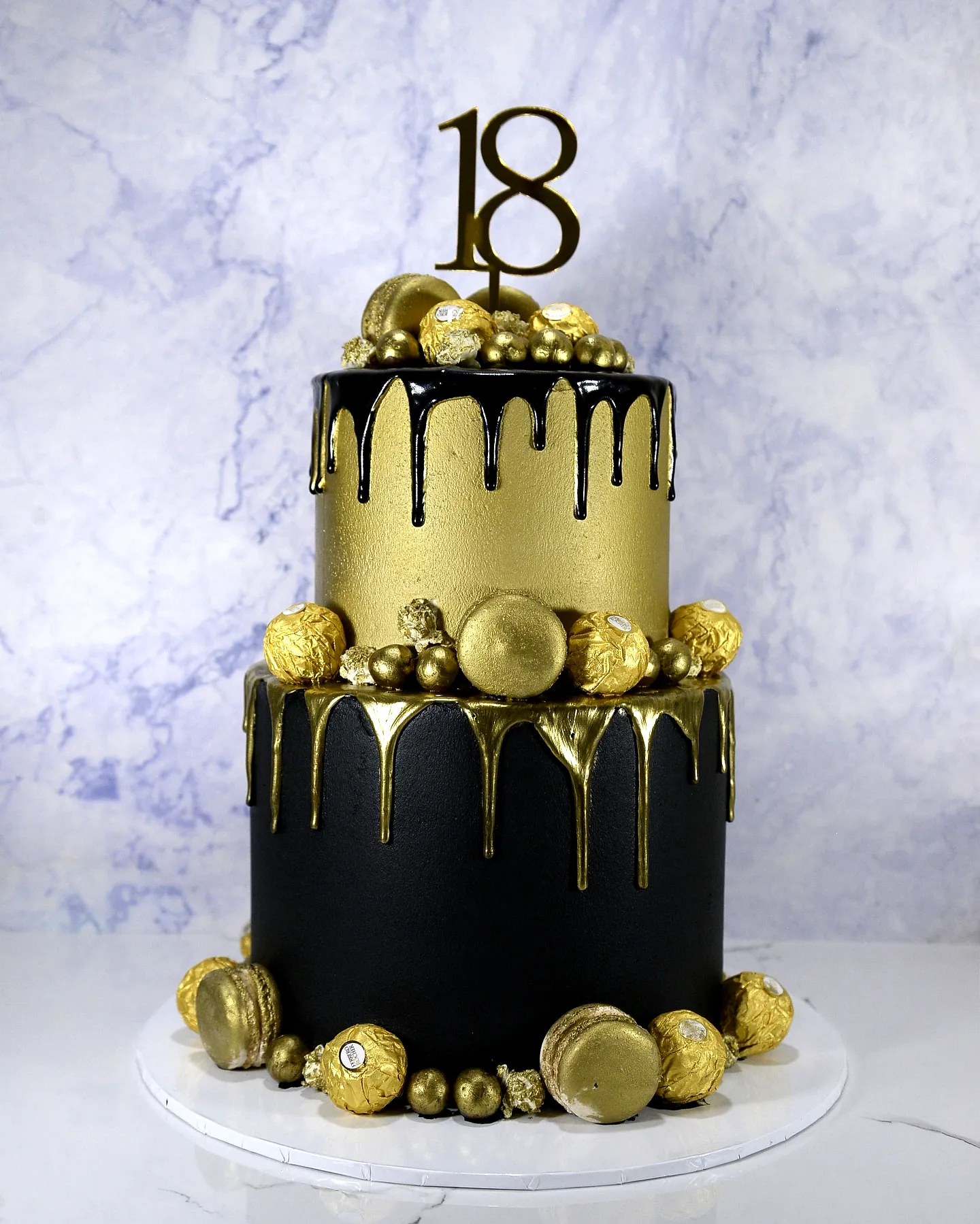 Elegant Black and Gold Birthday Cake for a Luxurious Celebration