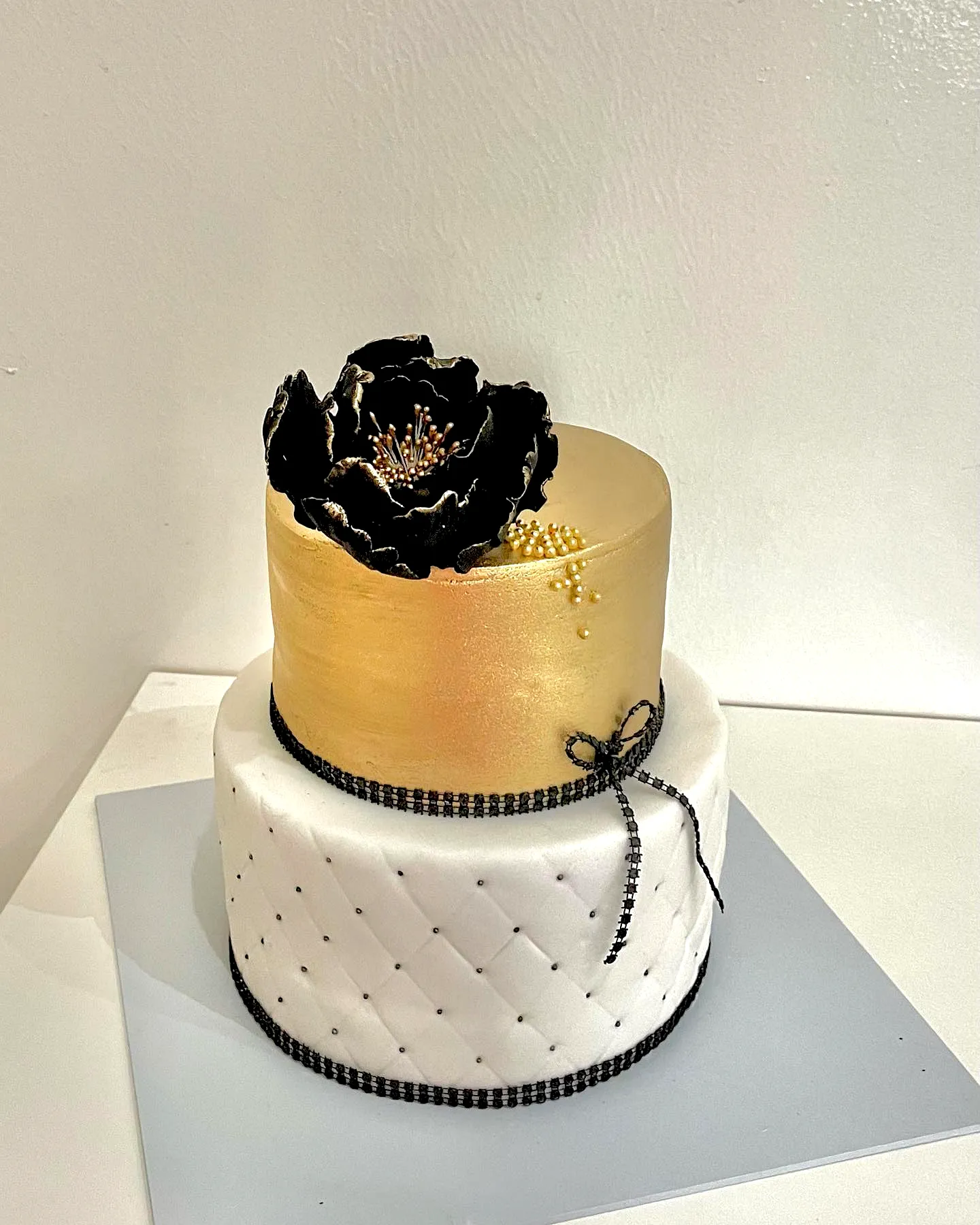 Elegant Black and Gold Birthday Cake for a Sophisticated Celebration