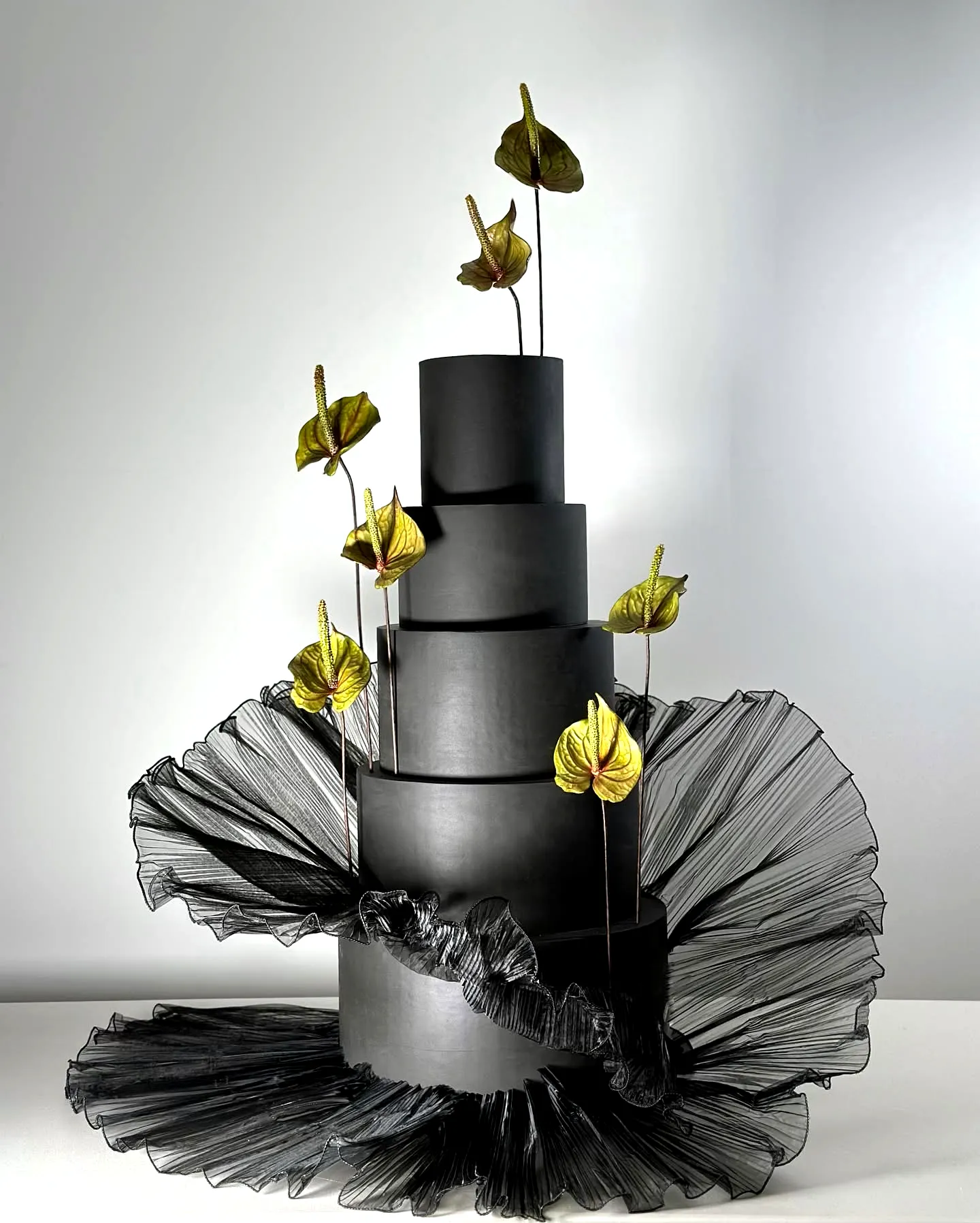 Elegant black and gold graduation cake design for a sophisticated celebration