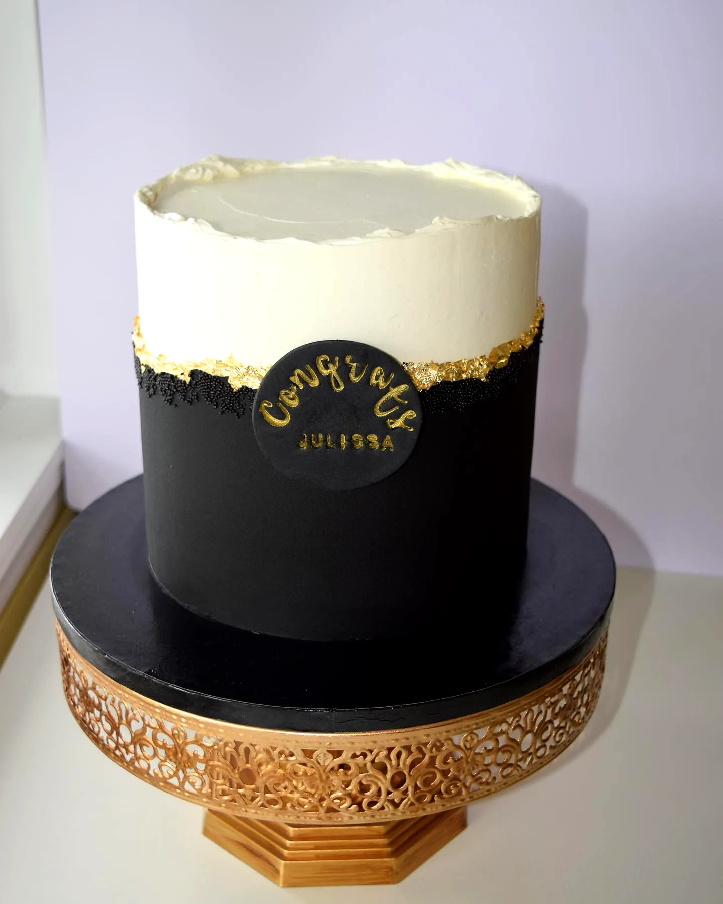 Elegant Black and Gold Graduation Cake for a Stylish Celebration