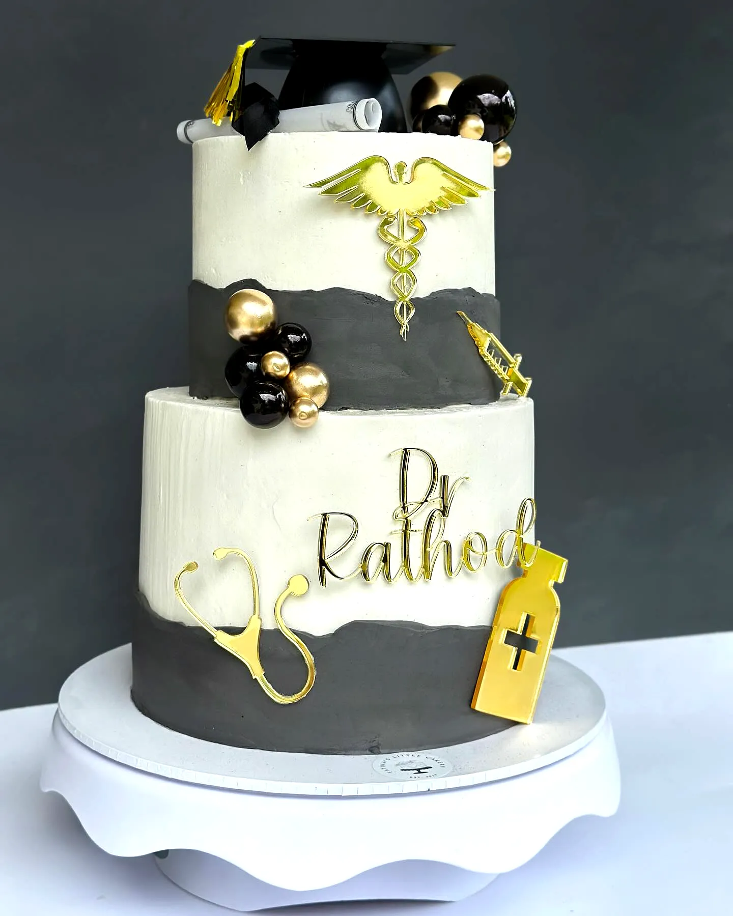 Elegant Black and Gold Graduation Cake Inspiration for Your Celebration