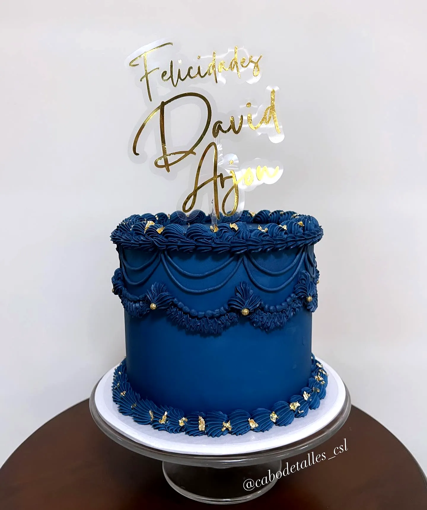 Elegant Blue and Gold Graduation Cake for a Sophisticated Celebration