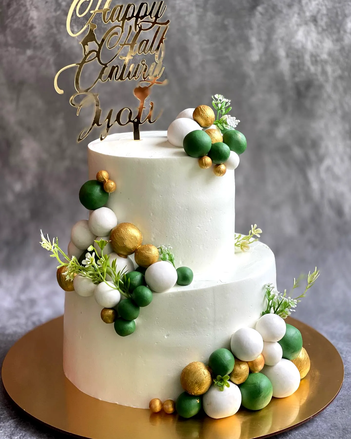 Elegant Green Birthday Cake Design for a Chic Celebration