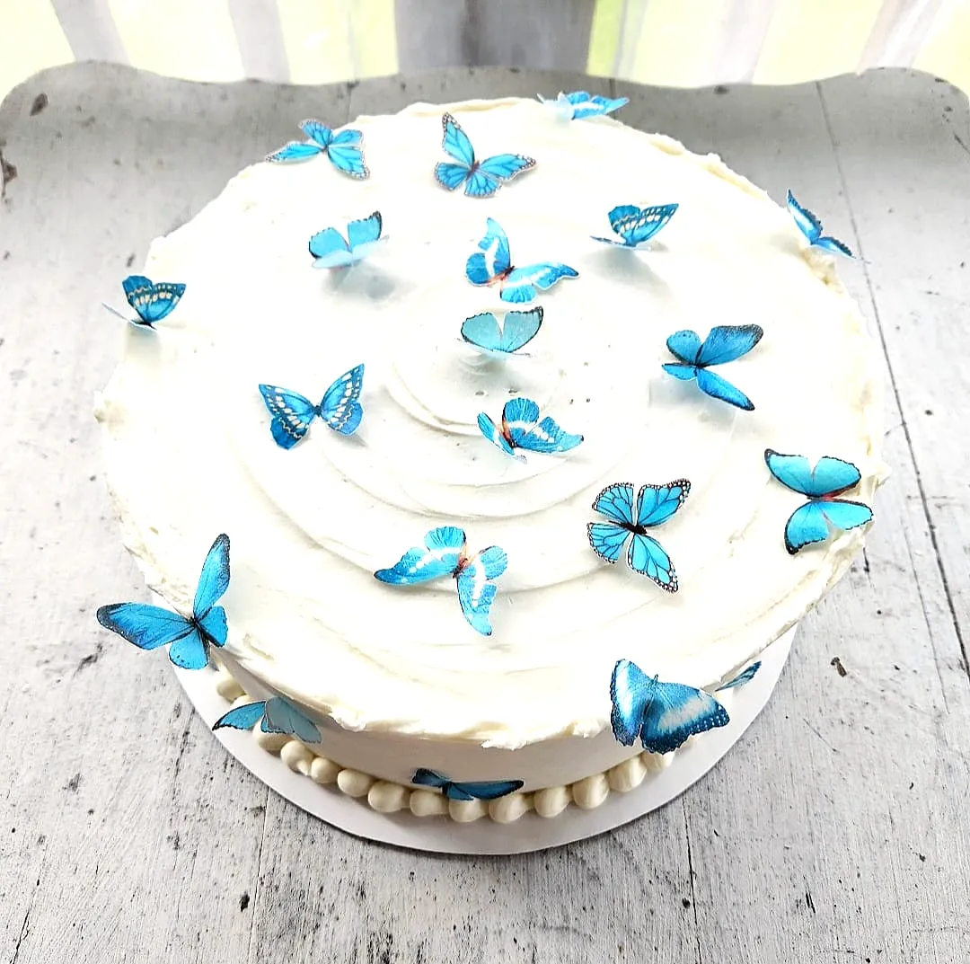 Elegant round birthday cake for mom with vibrant butterfly decorations