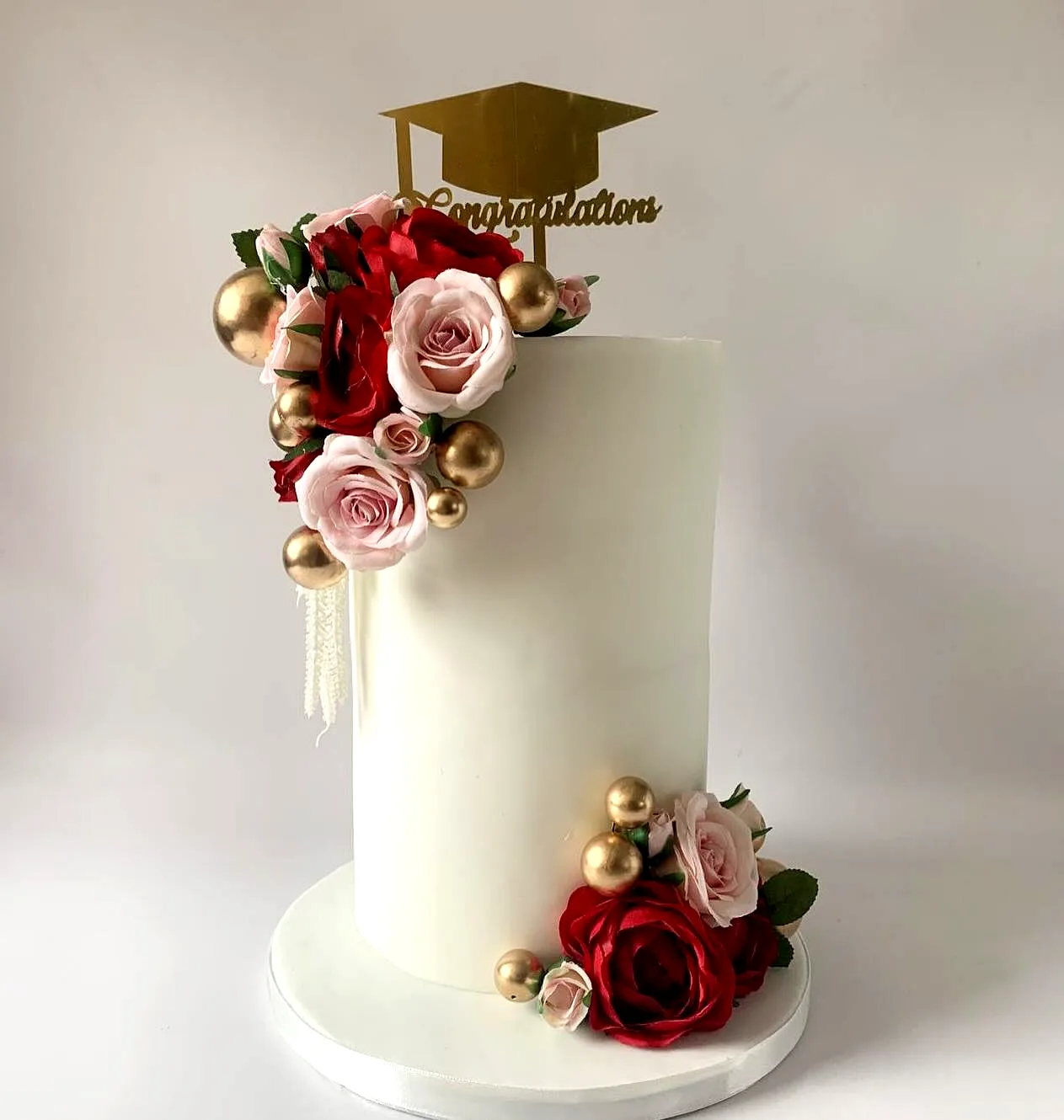 Elegant simple graduation cake with modern design and beautiful decorations
