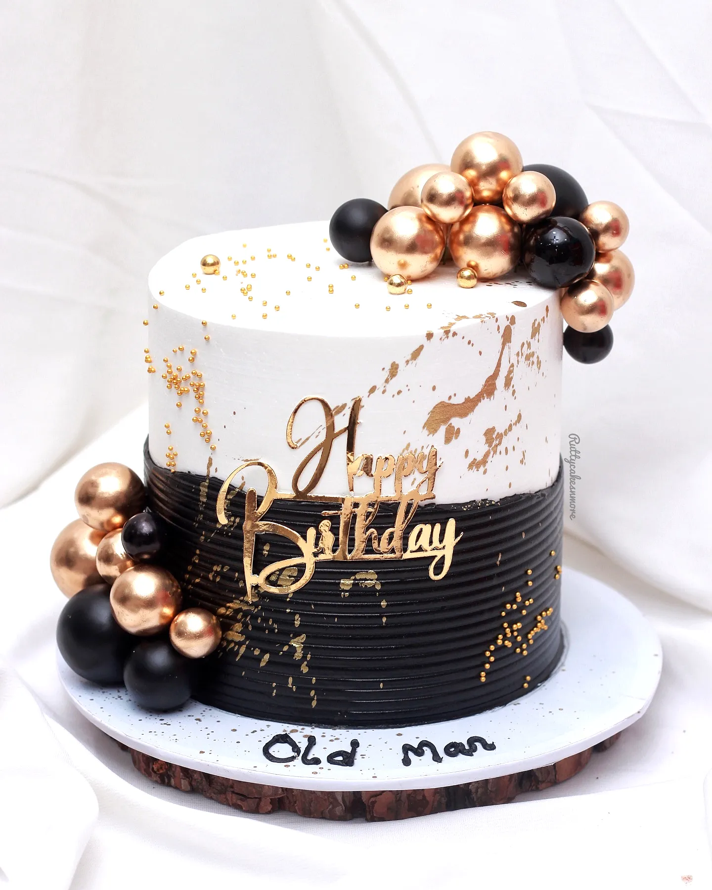 Elegant two-tiered vanilla cake design for 40th birthday celebration